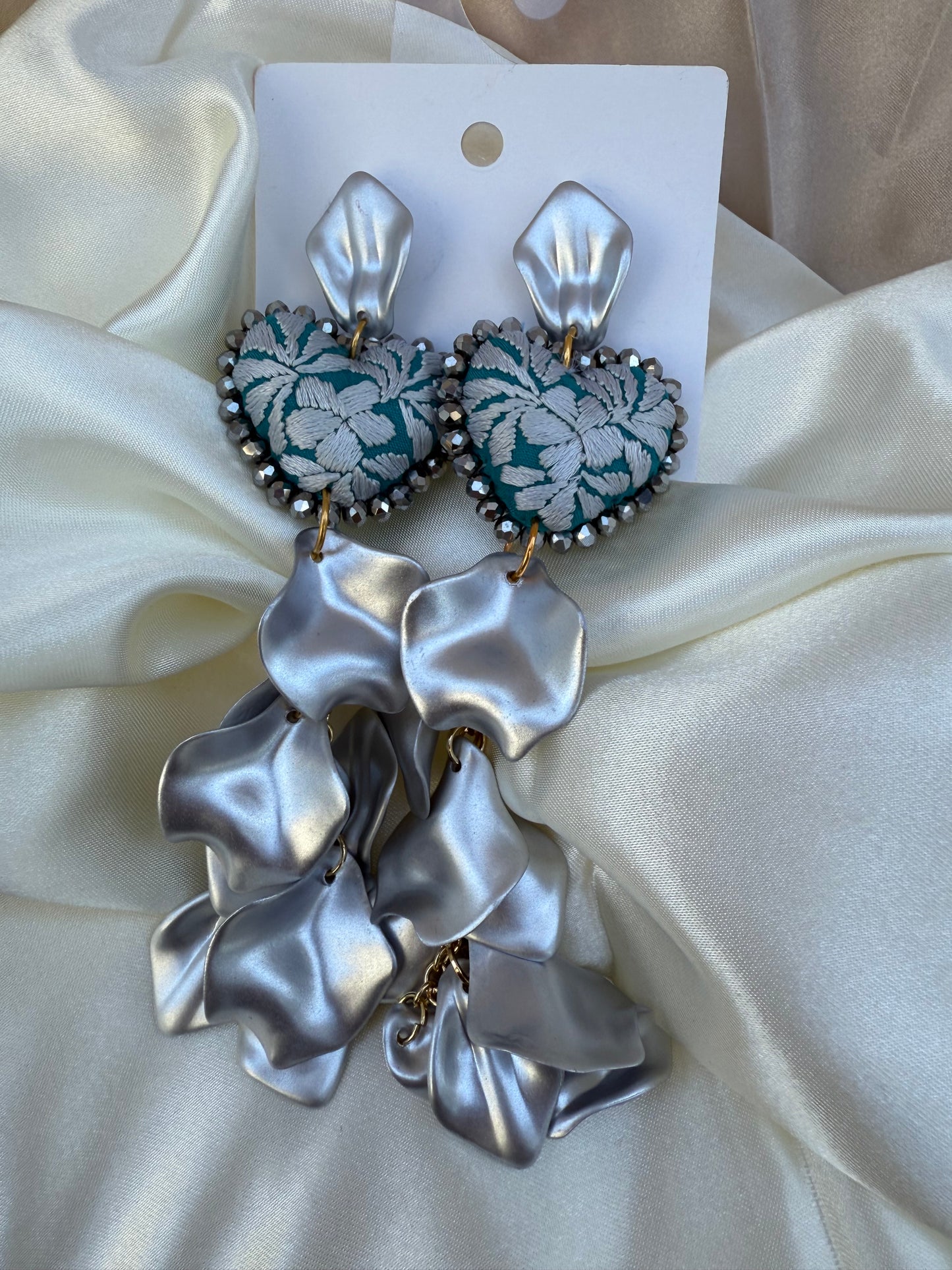 Aretes bordados a mano/petalos/hand made jewelry/ aretes bordados de gatos/ bordado mariposa/flores