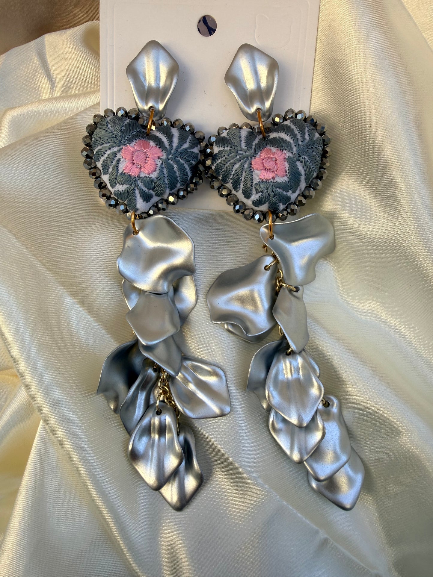 Aretes bordados a mano/petalos/hand made jewelry/ aretes bordados de gatos/ bordado mariposa/flores