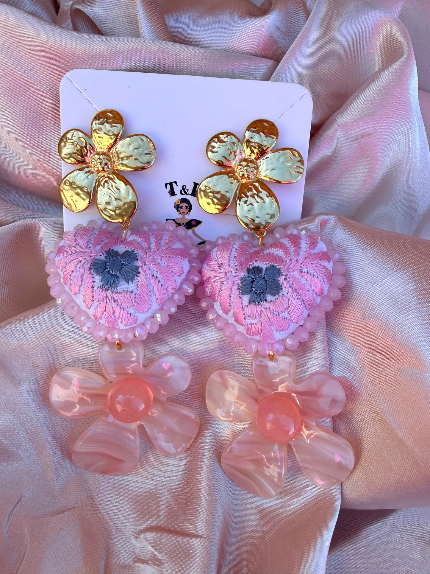 Aretes Corazón Bordados en Tonos Pastel con Flor de Acero Inoxidable/HANDMADE JEWELRY