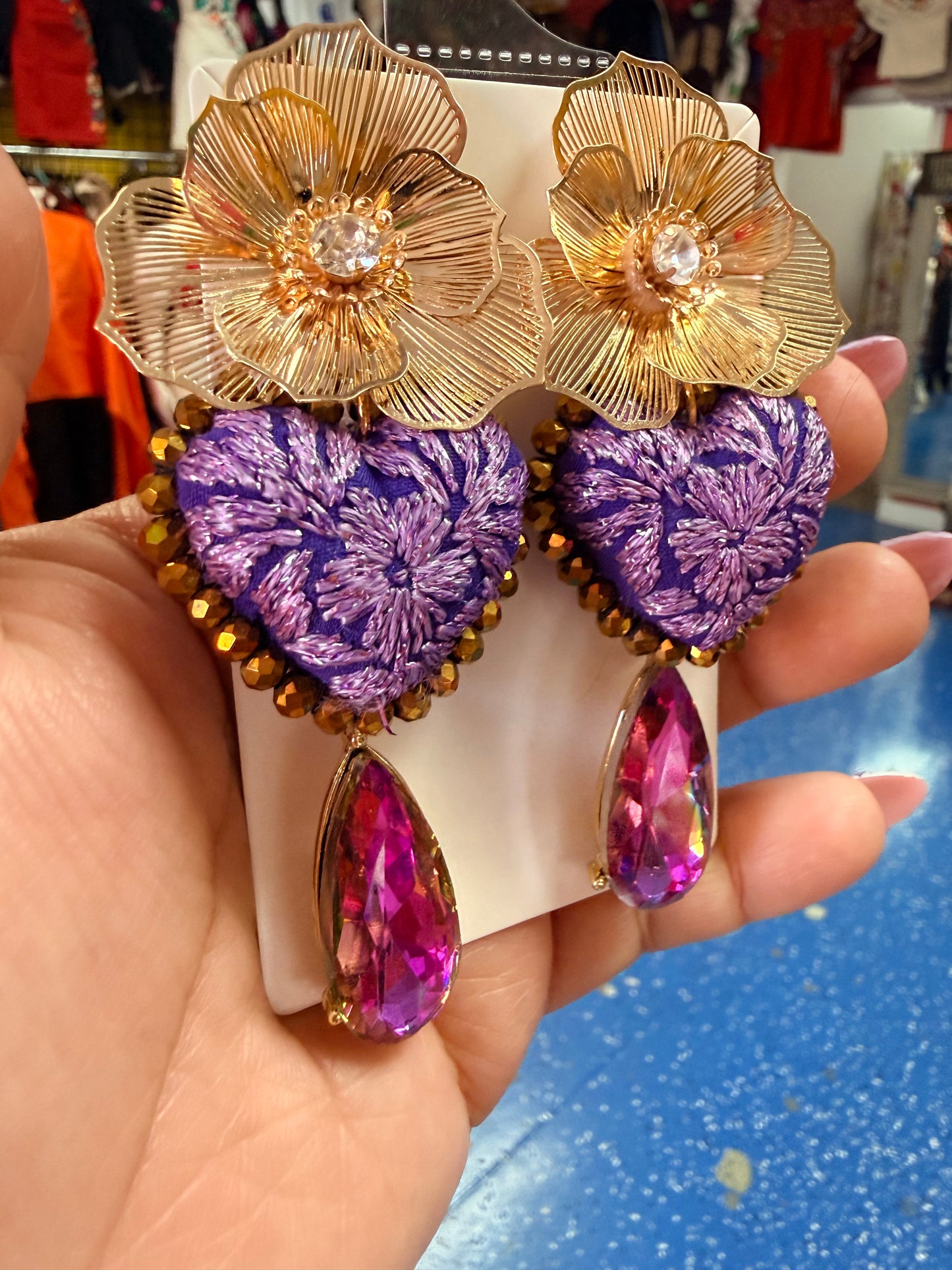Arete de corazon bordado oro/morado metalico