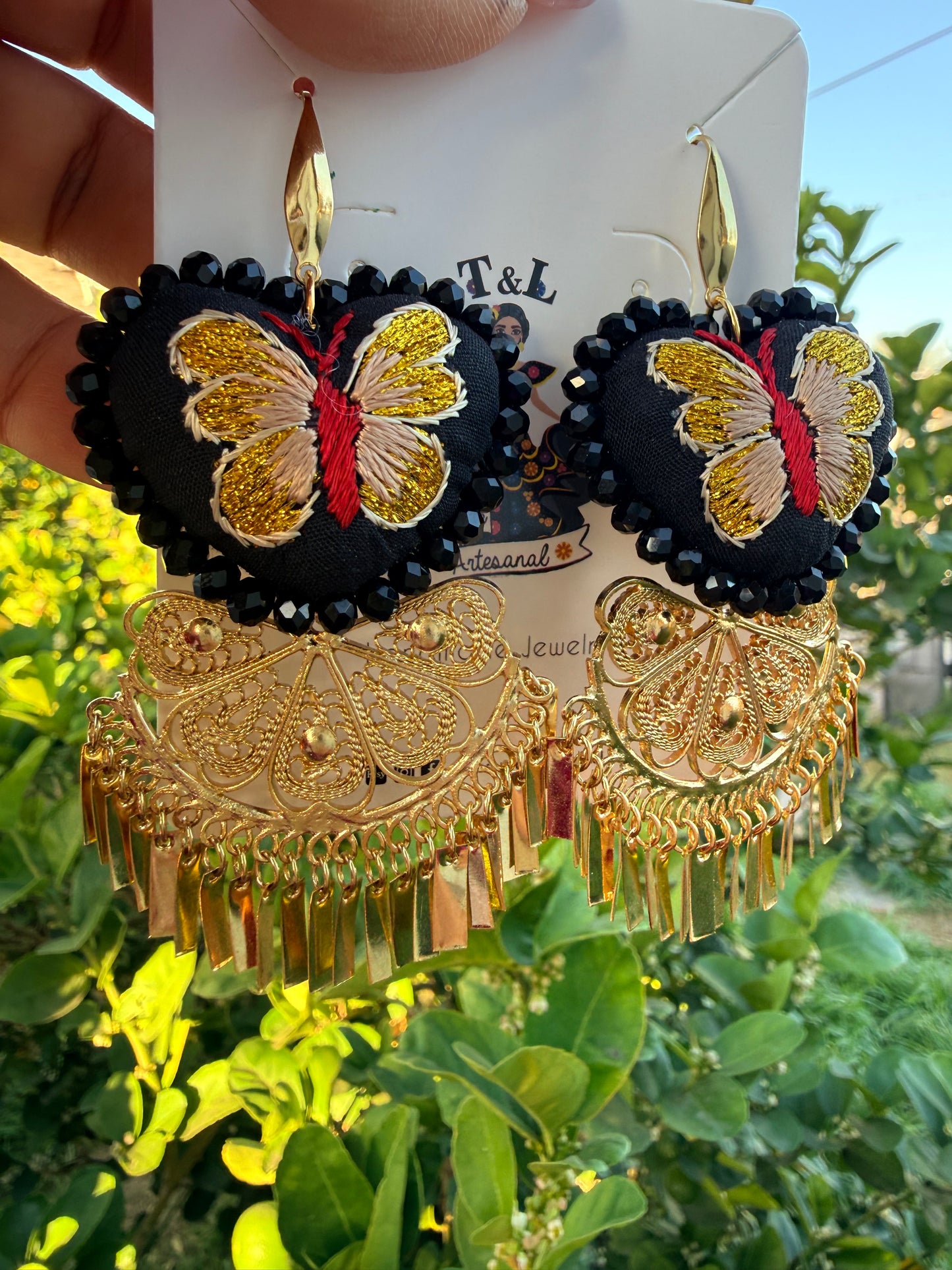 Aretes bordados a mano / aretes en forma de corazon/bordado mariposa