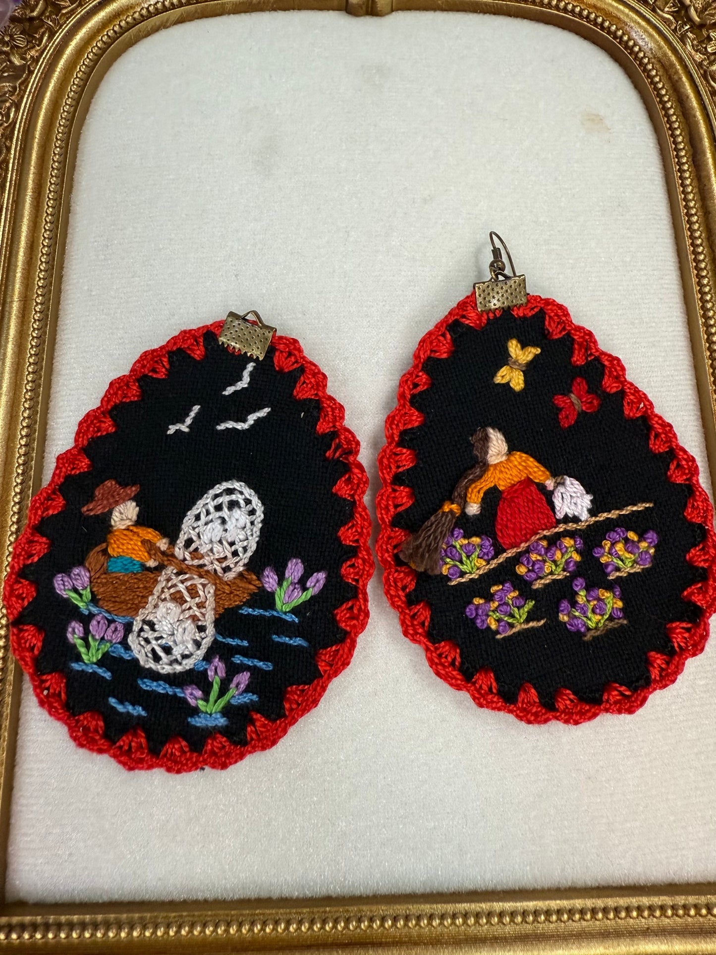 Aretes bordados de historias