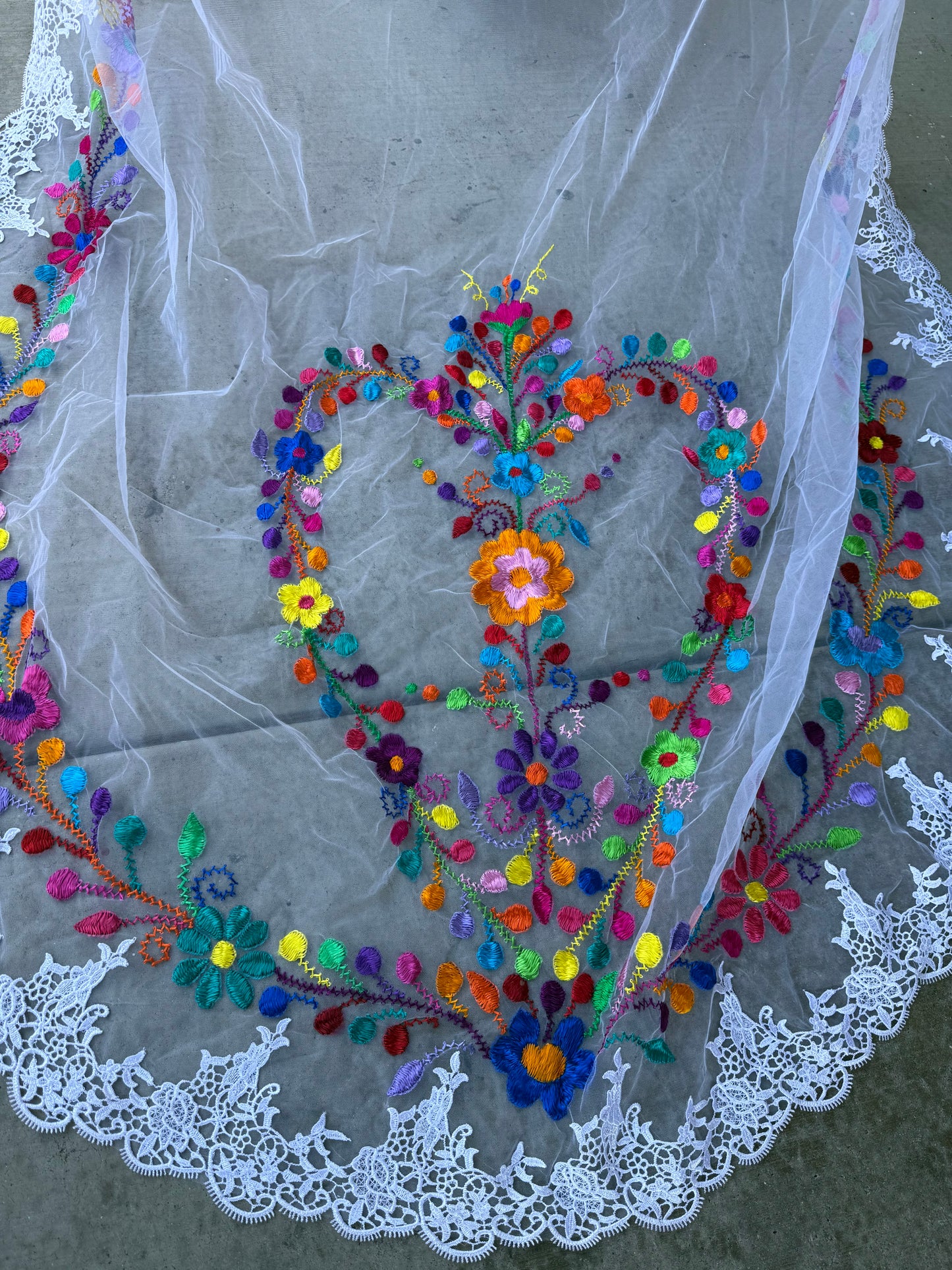 Velo de Novia Bordado a Mano 2 Metros | Velo Mexicano Floral Colorido con Encaje | Bridal Veil Handmade /corazon