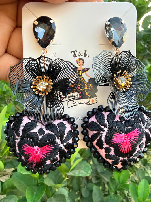 Arete de Corazon bordado/rosa /bordado negro