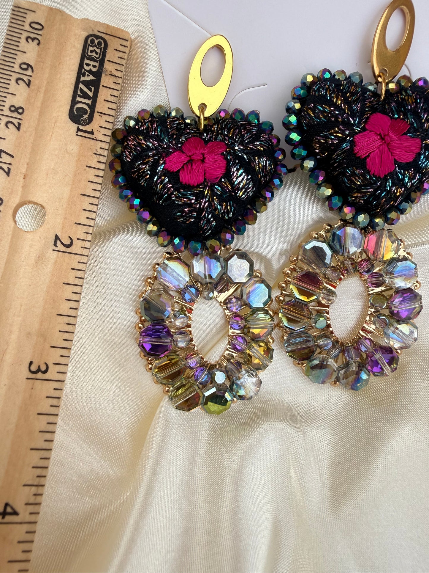 Aretes bordados a mano / aretes san Antonino/ hand made jewelry/ aretes de corazon/ aretes de piedras