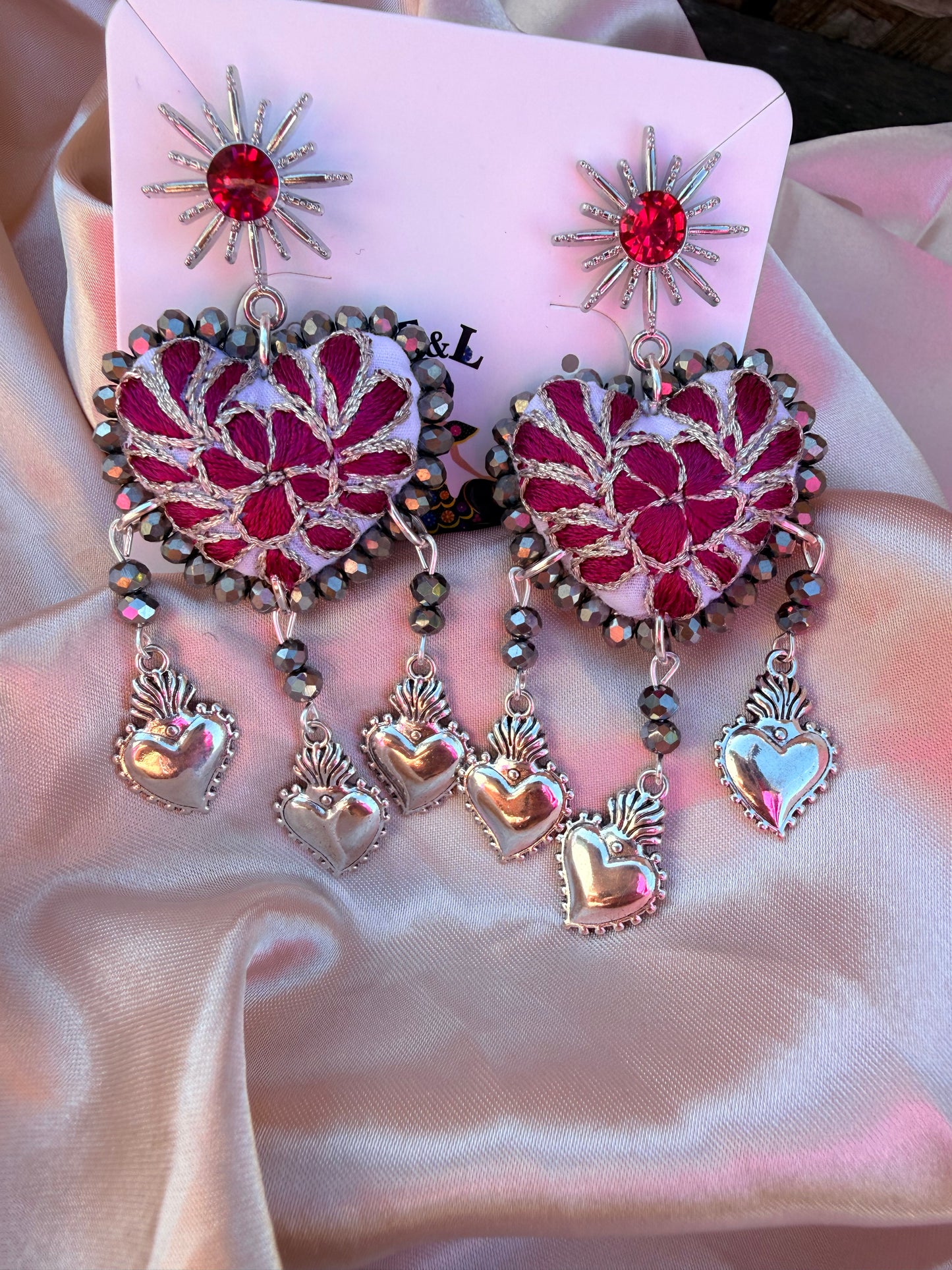 Aretes bordados con milagritos / plateado/unicos /aretes tradicionales /handmade jewelry