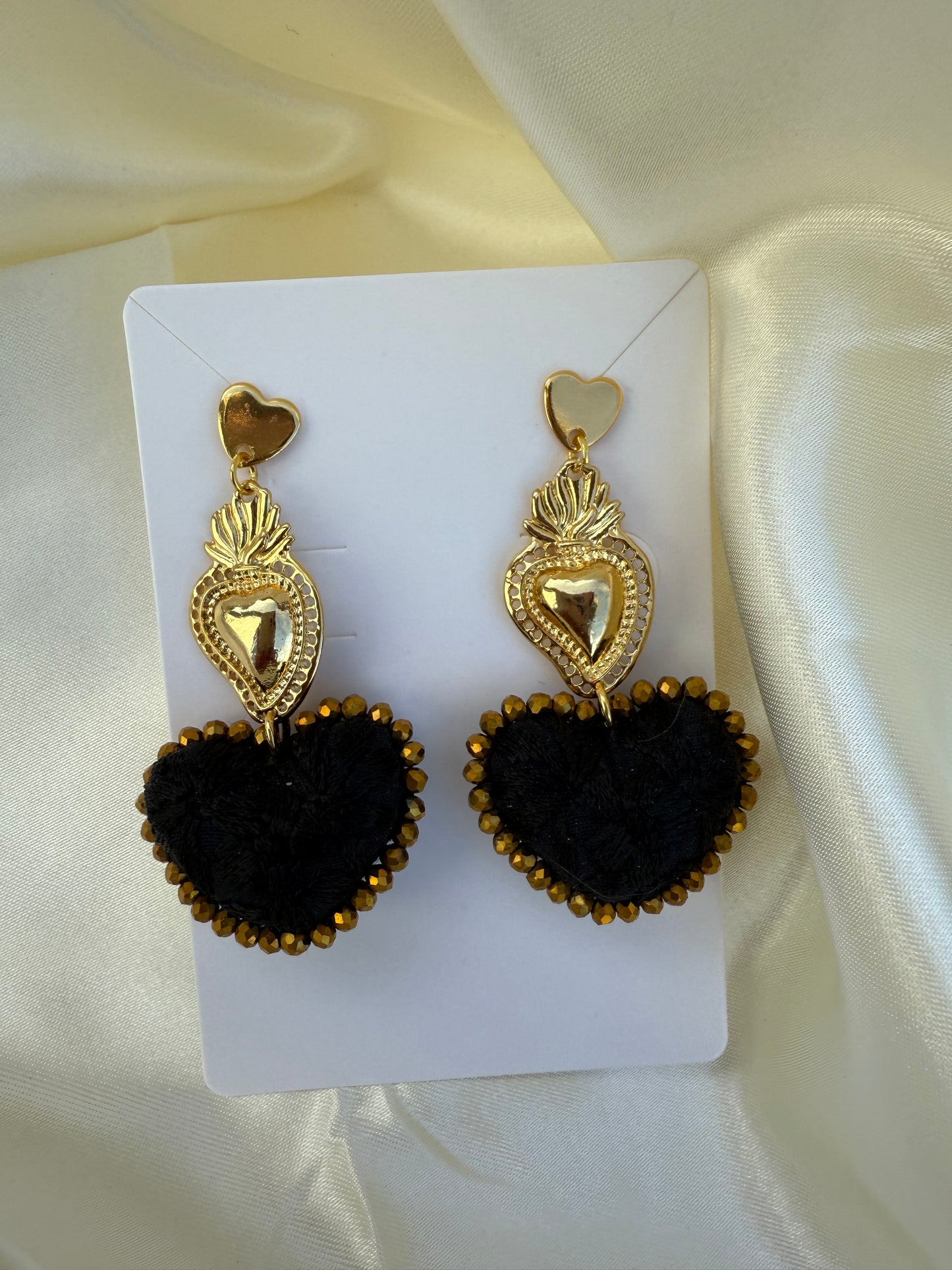 Aretes de corazon bordado minis/ aretes artesanales bordados a mano/ hand made jewelry/