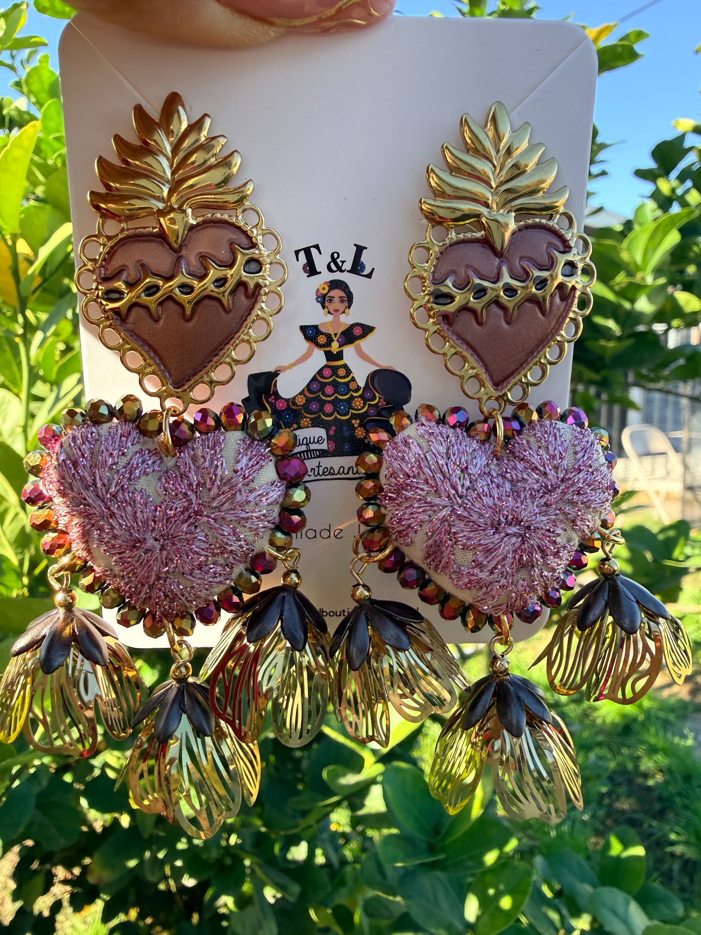 Aretes Bordados a Mano Corazón Rosa con Hilos Metálicos y Sagrado Corazón de Acero /Ojo Protector