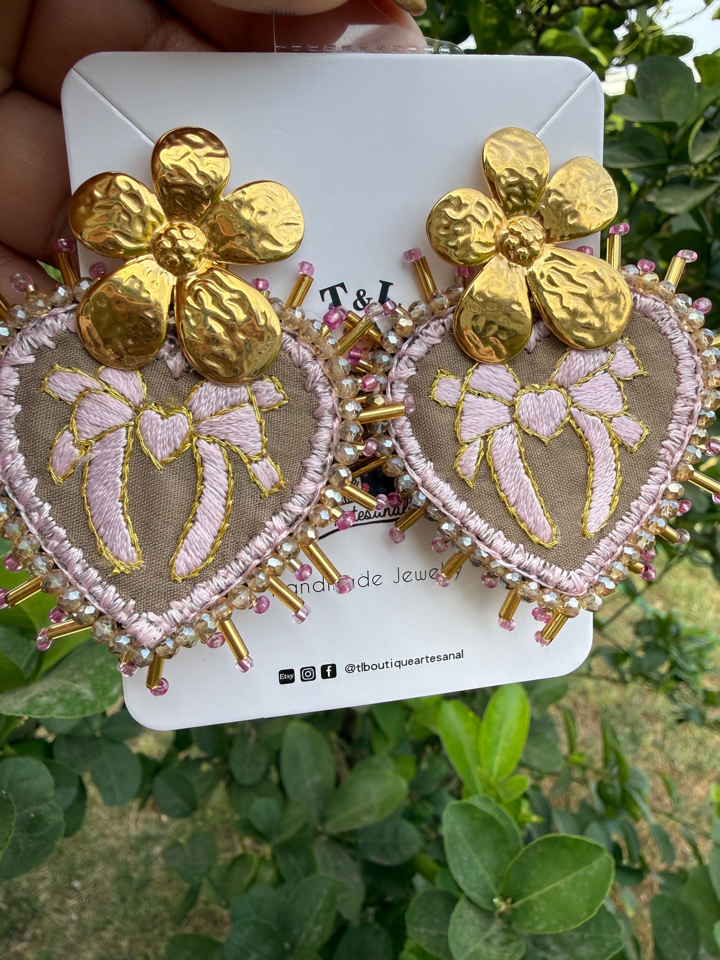 Aretes bordado a mano/herradura /moño
