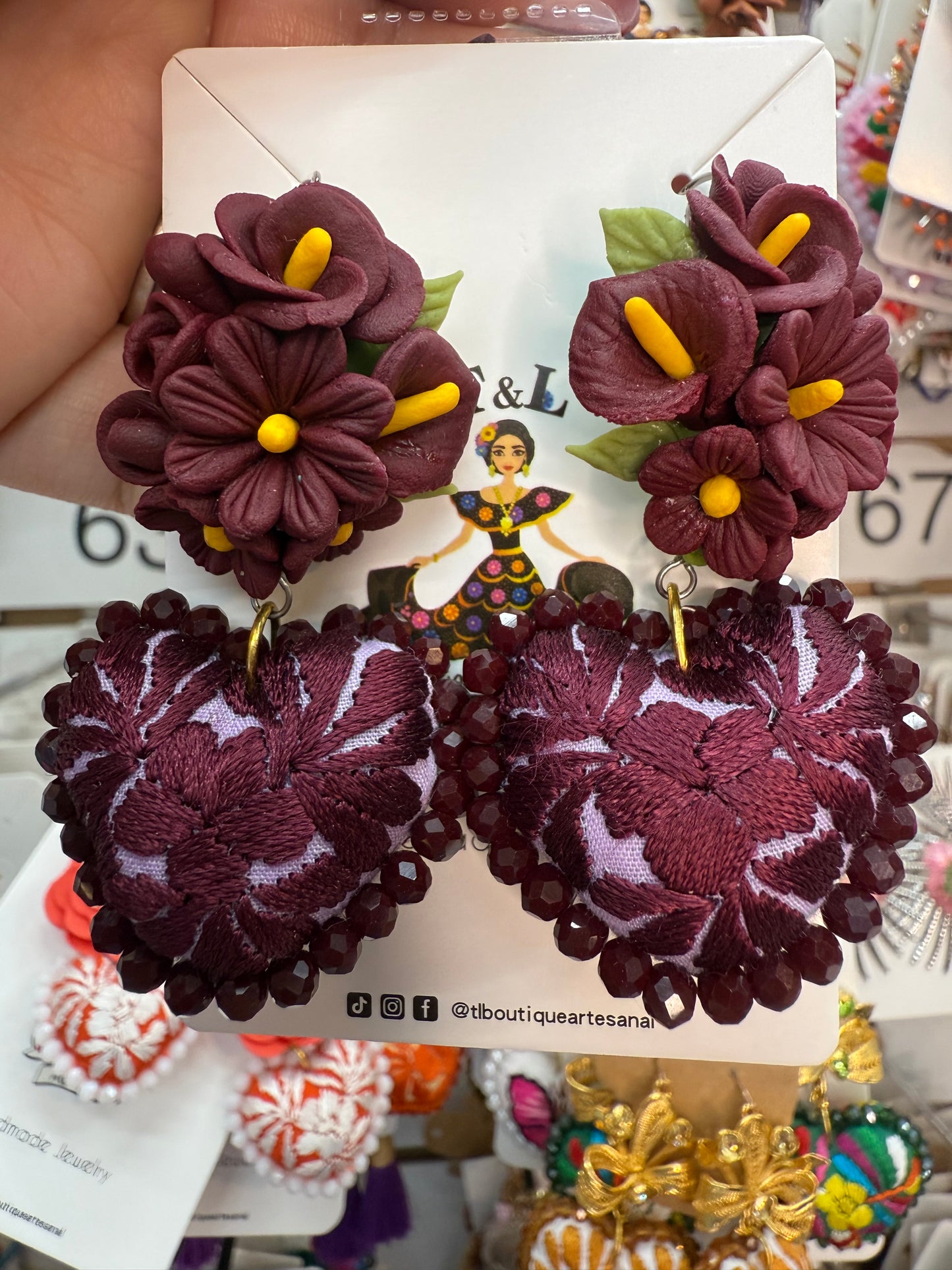 Aretes bordados a mano/pasta