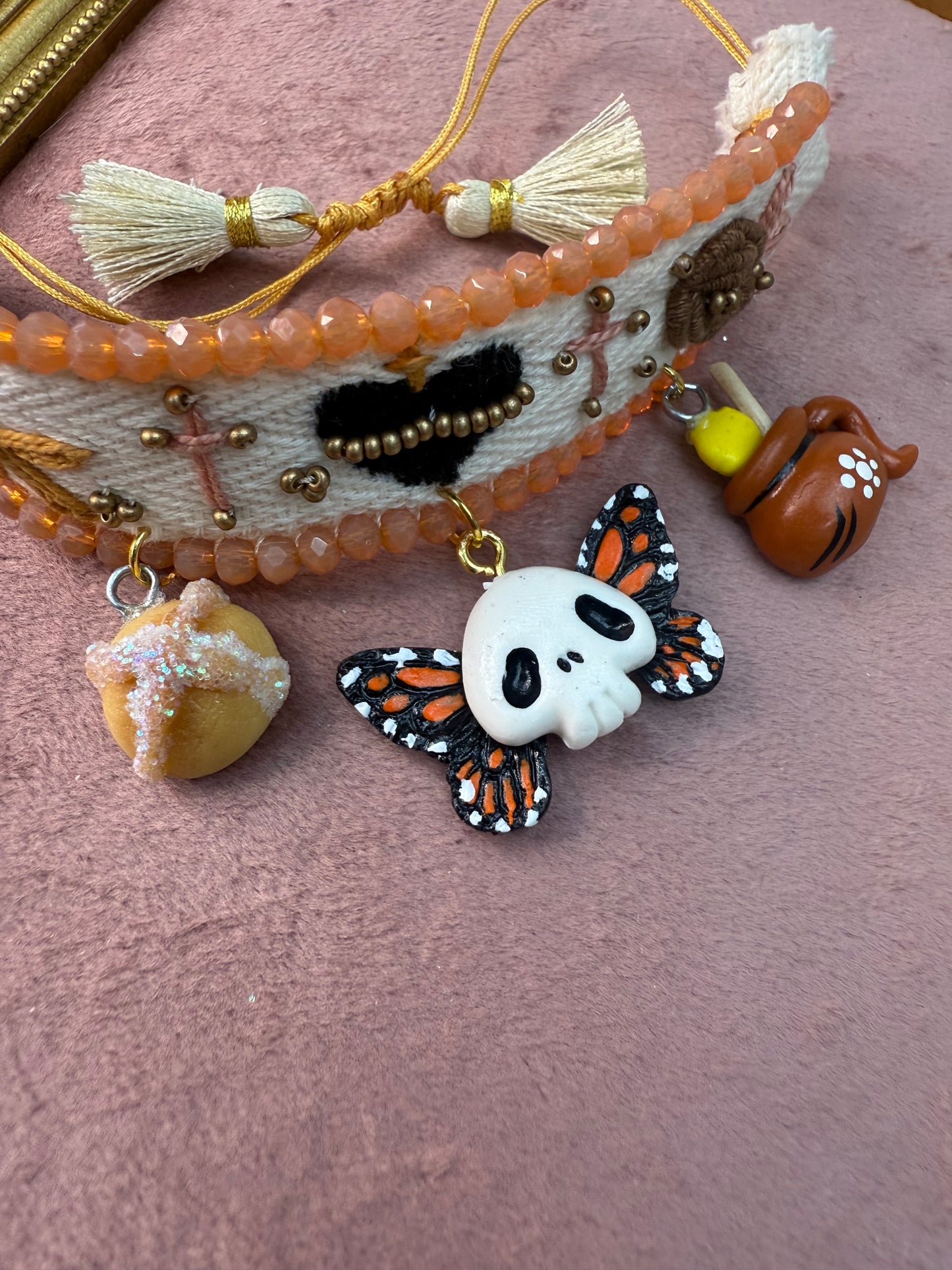 Pulceras bordadas/con dijes de  dia de muertos