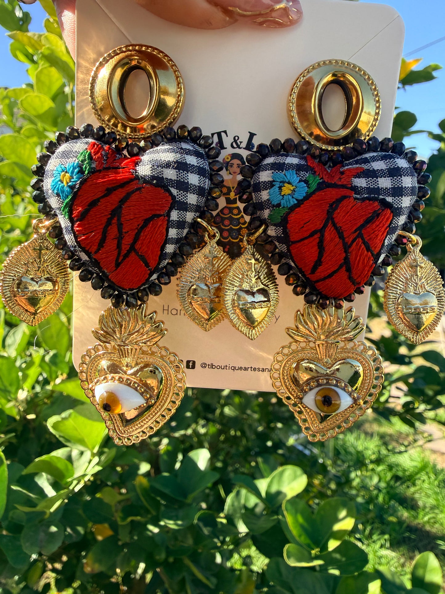 Corazon / rojo aretes bordado a mano , /handmade jewelry