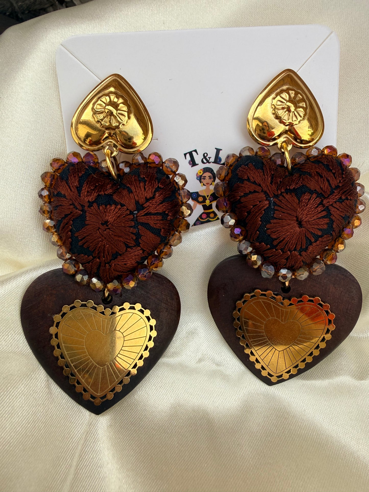 Aretes bordados a mano / aretes san Antonino/ hand made jewelry/ aretes de corazon/ aretes de corazon