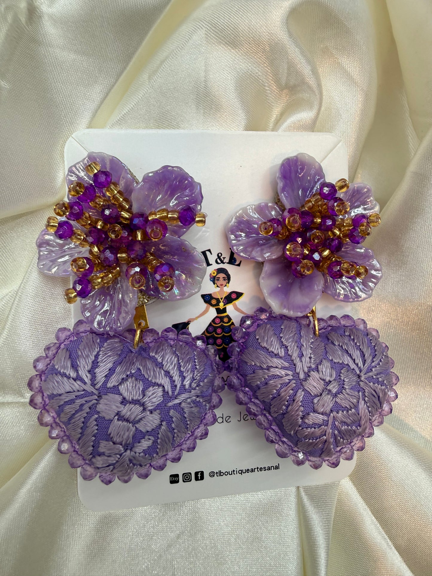 Aretes de corazon bordado a Mano / aretes con flor/bronce/ lila