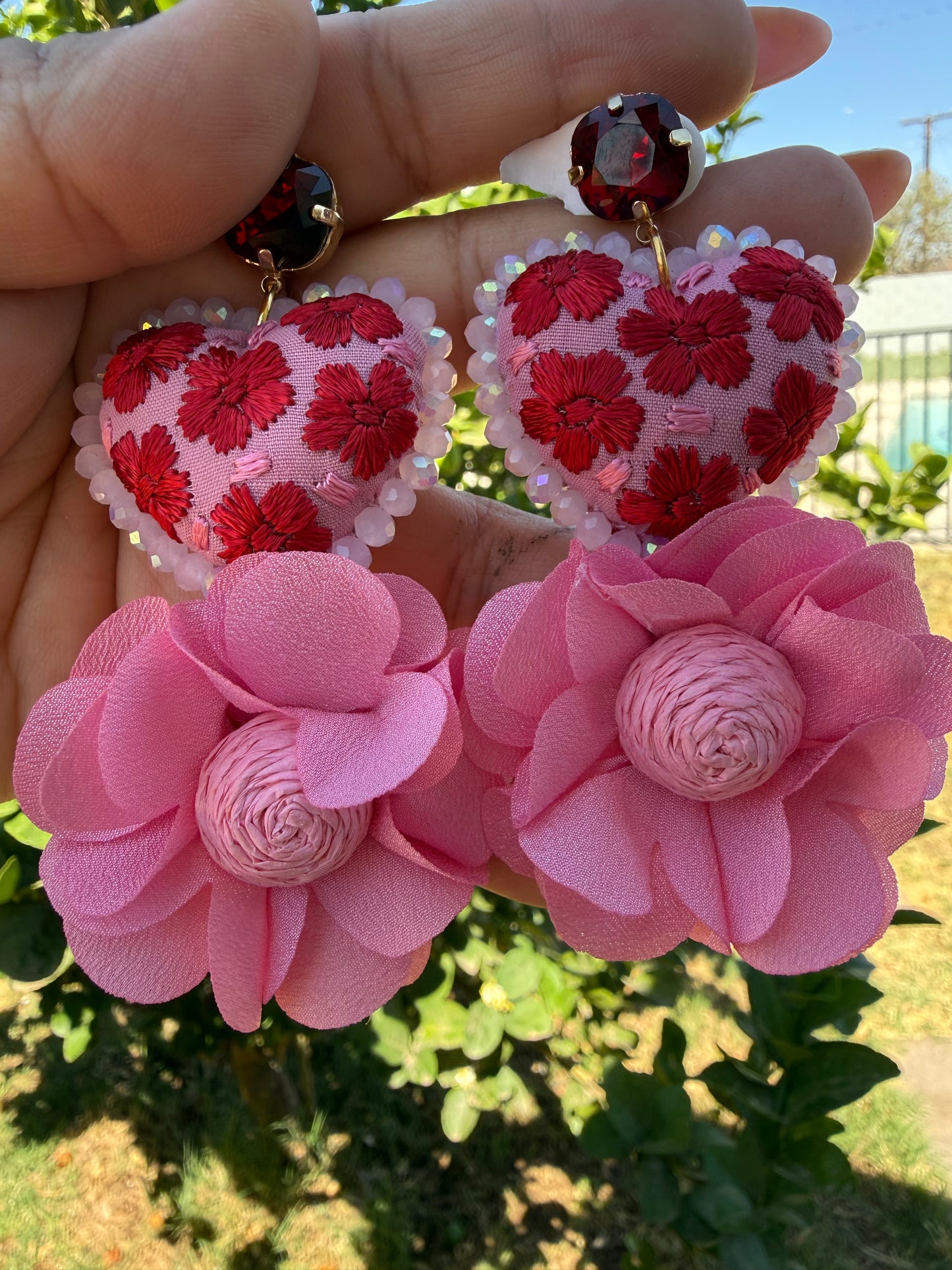Aretes Corazón Floral Rosa Bordados a Mano