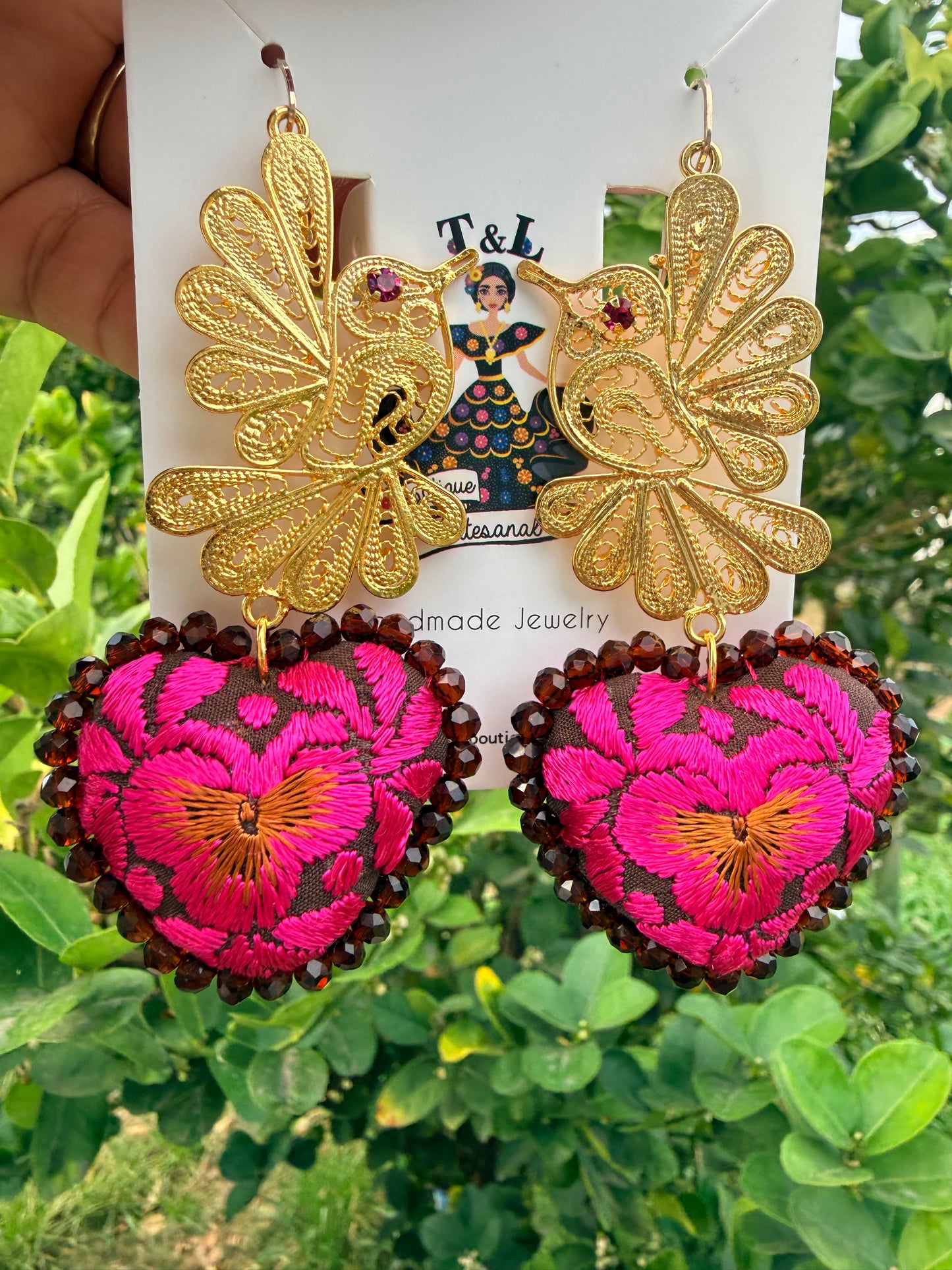 Aretes Bordados a Mano con Colibrí de Filigrana Artesanal | Corazones Bordados Mexicanos | Joyería Artesanal Hecha a Mano