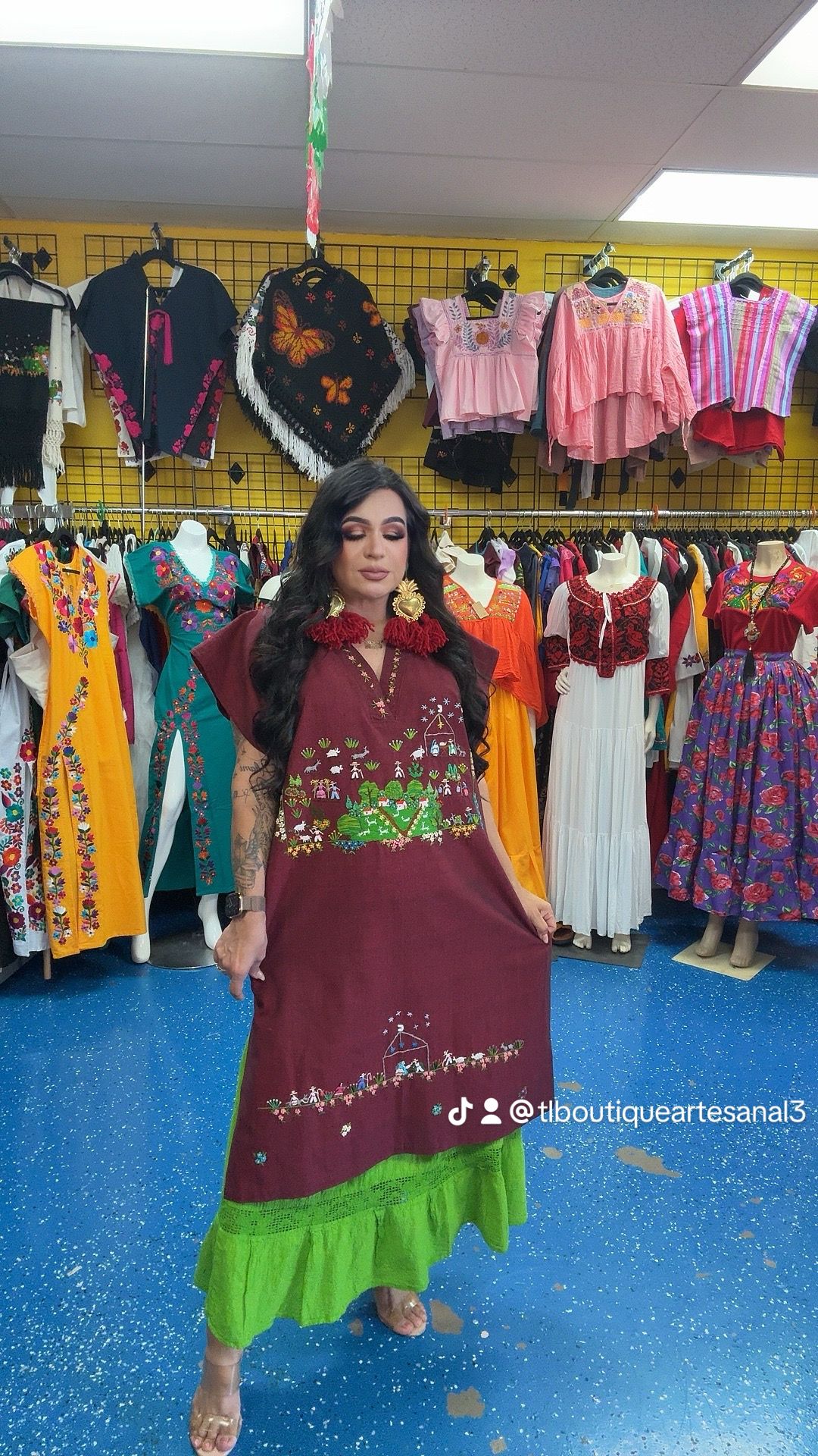 Huipil con bordado de historias/ Huipil bordado a mano/ Huipil de Michoacán