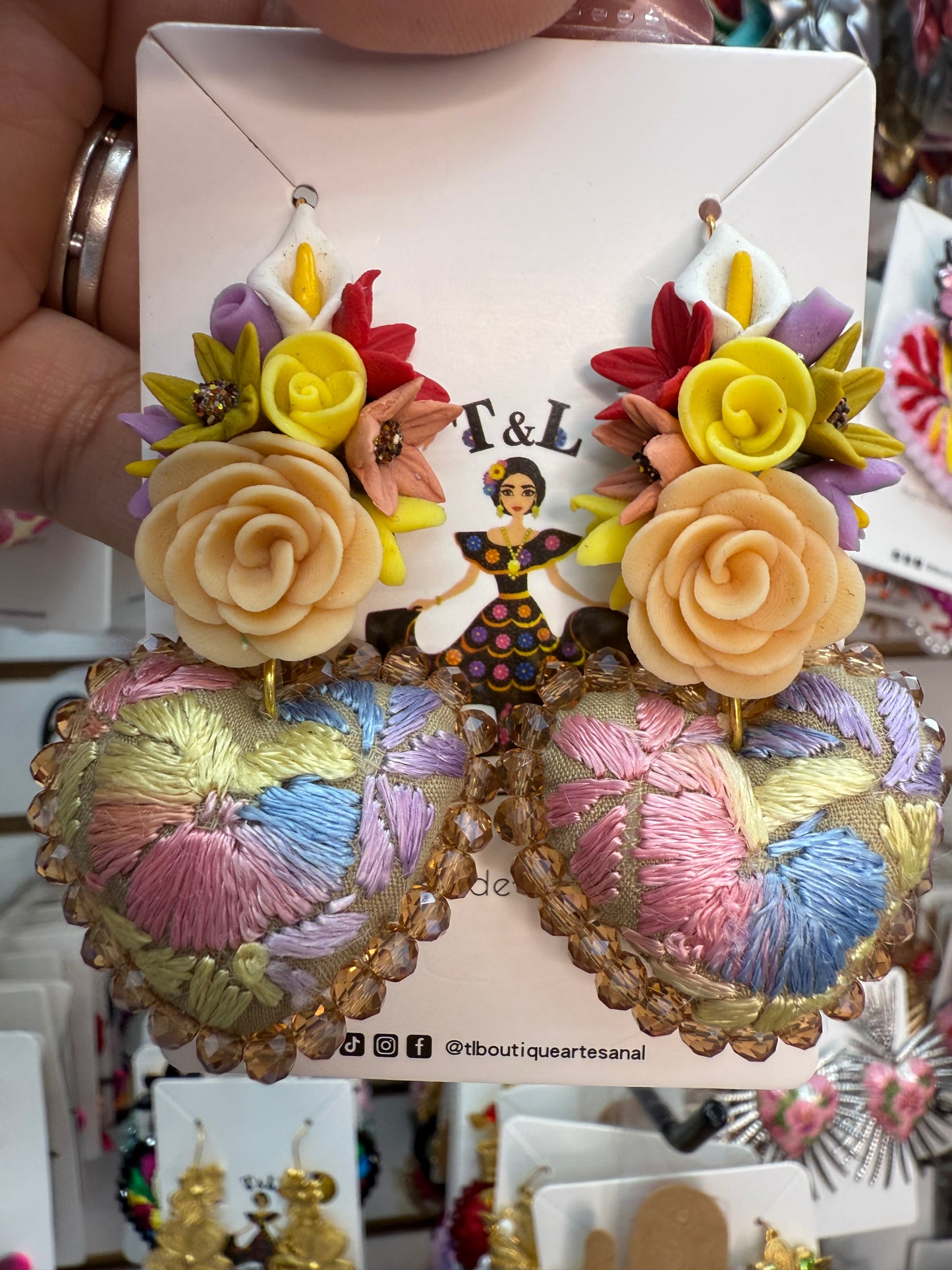 Aretes bordados a mano/pasta