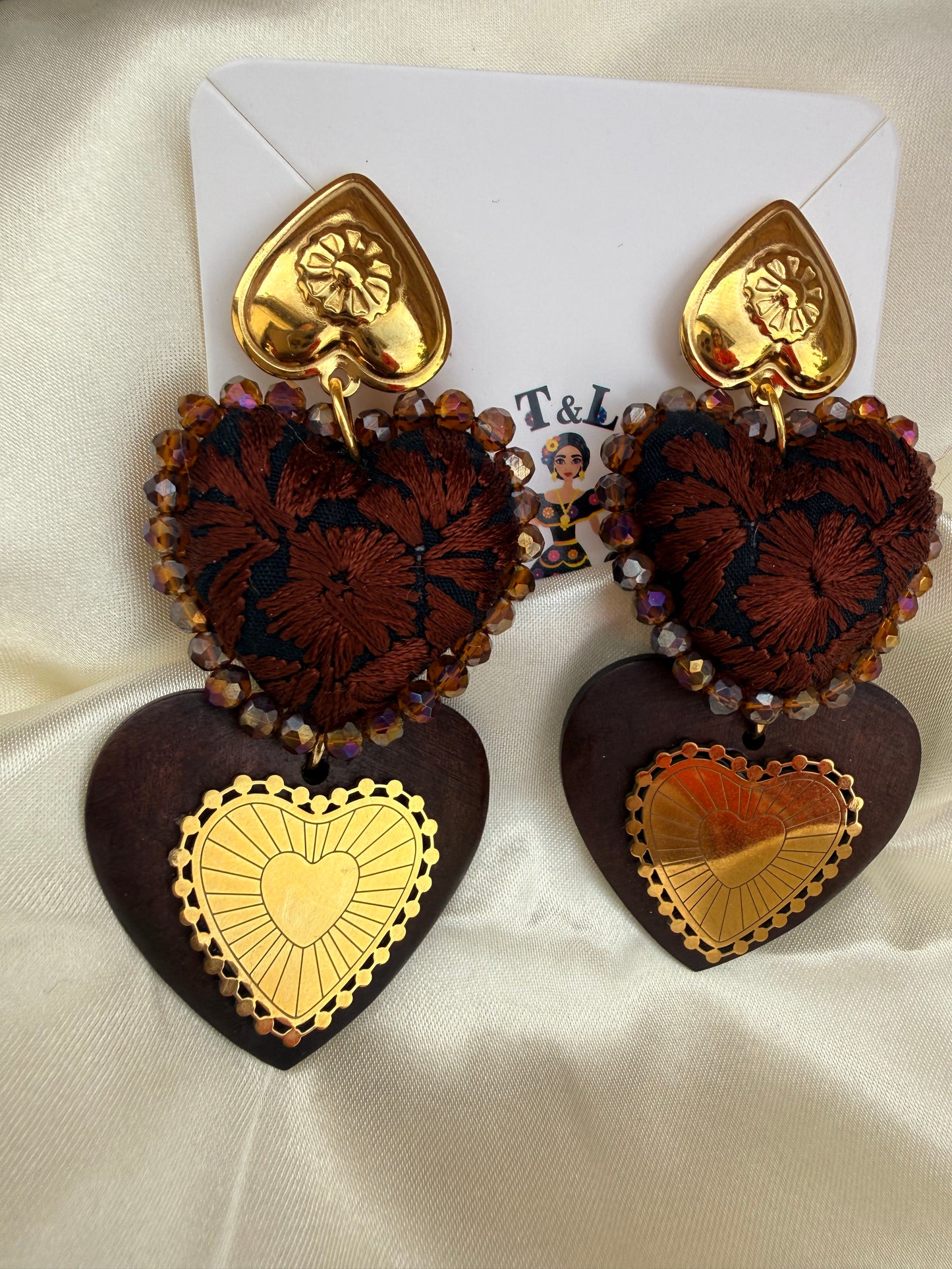 Aretes bordados a mano / aretes san Antonino/ hand made jewelry/ aretes de corazon/ aretes de corazon