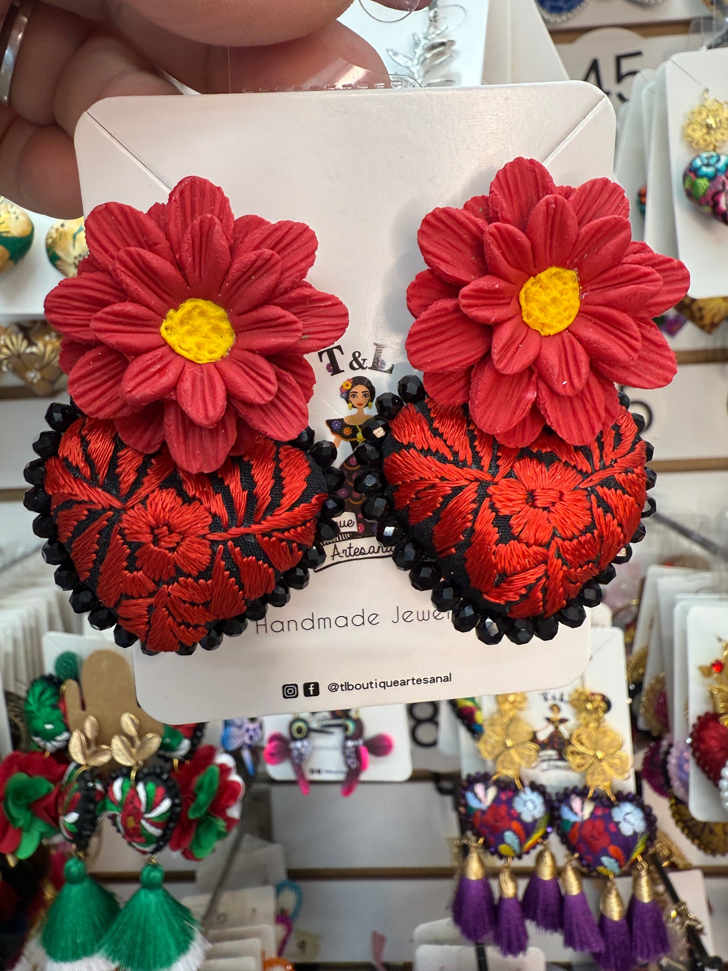 Aretes bordados a mano/pasta