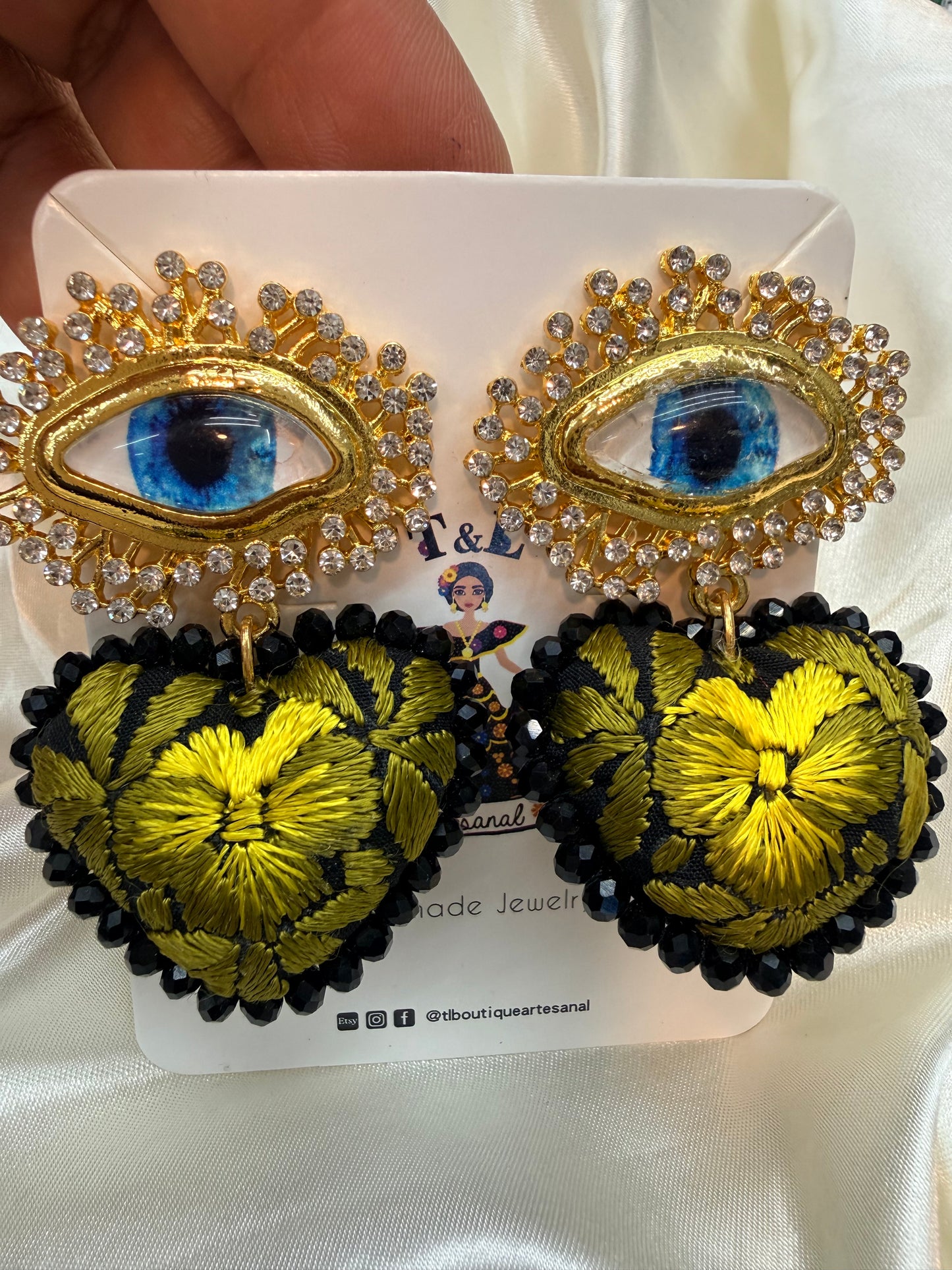 Aretes Ojo Azul con Corazón Bordado a Mano en Oaxaca – Evil Eye Statement Earrings – Joyería