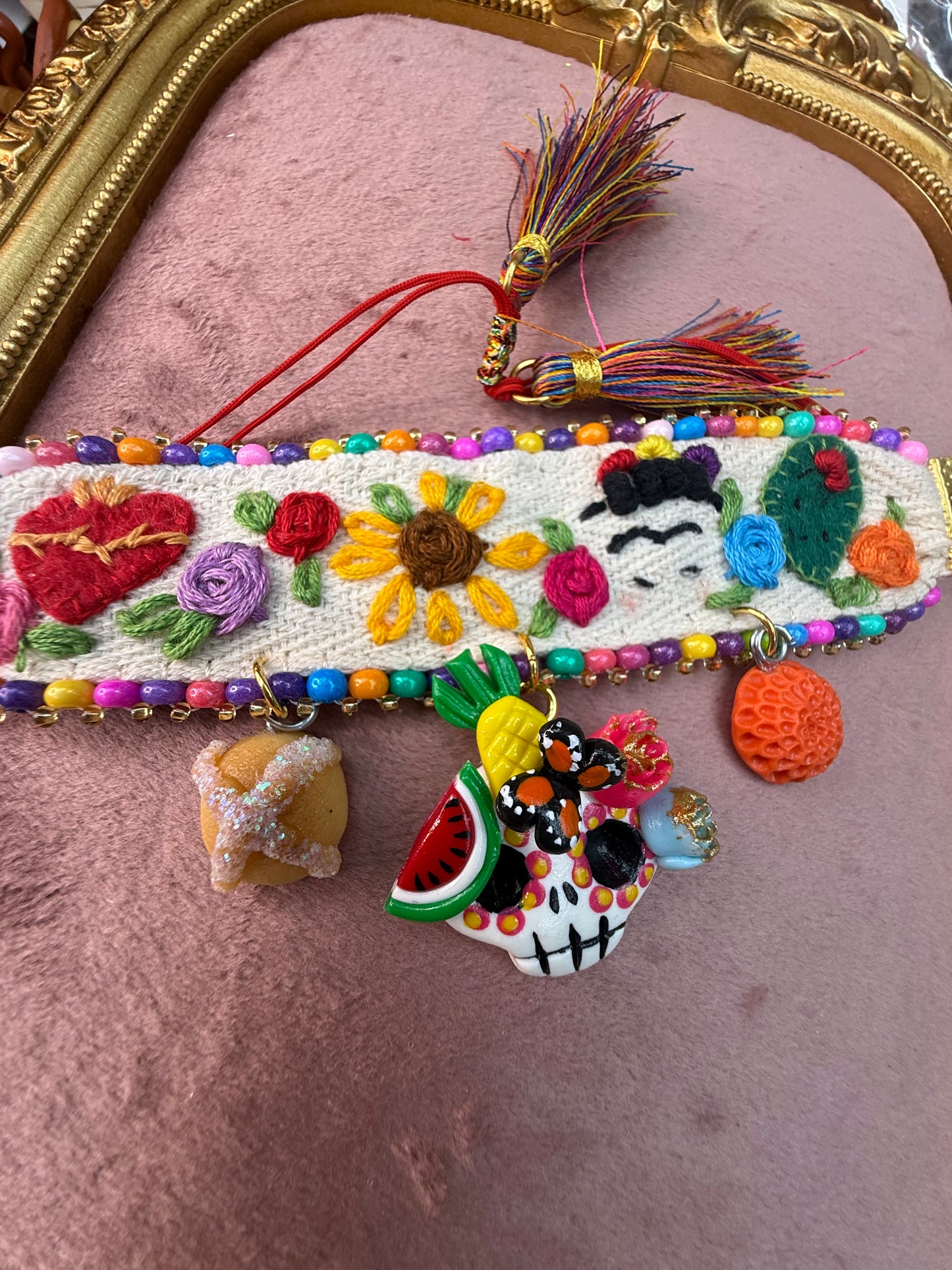 Pulceras bordadas/con dijes de  dia de muertos