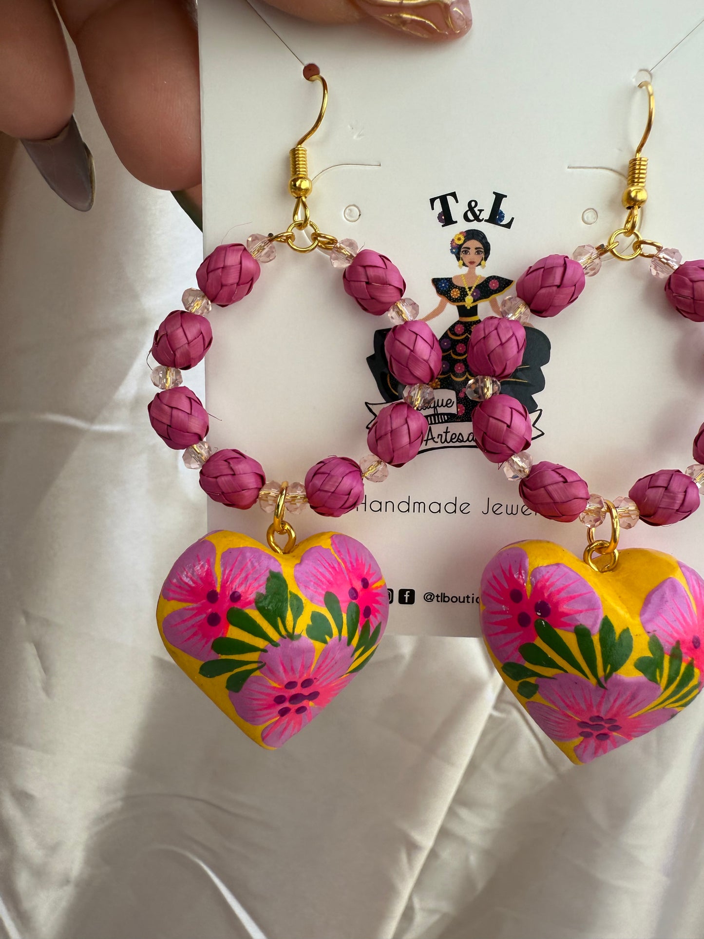 Arracadas de palma con corazon de madera de copal/aretes artesanales /handmade jewelry/alebrijes de oaxaca