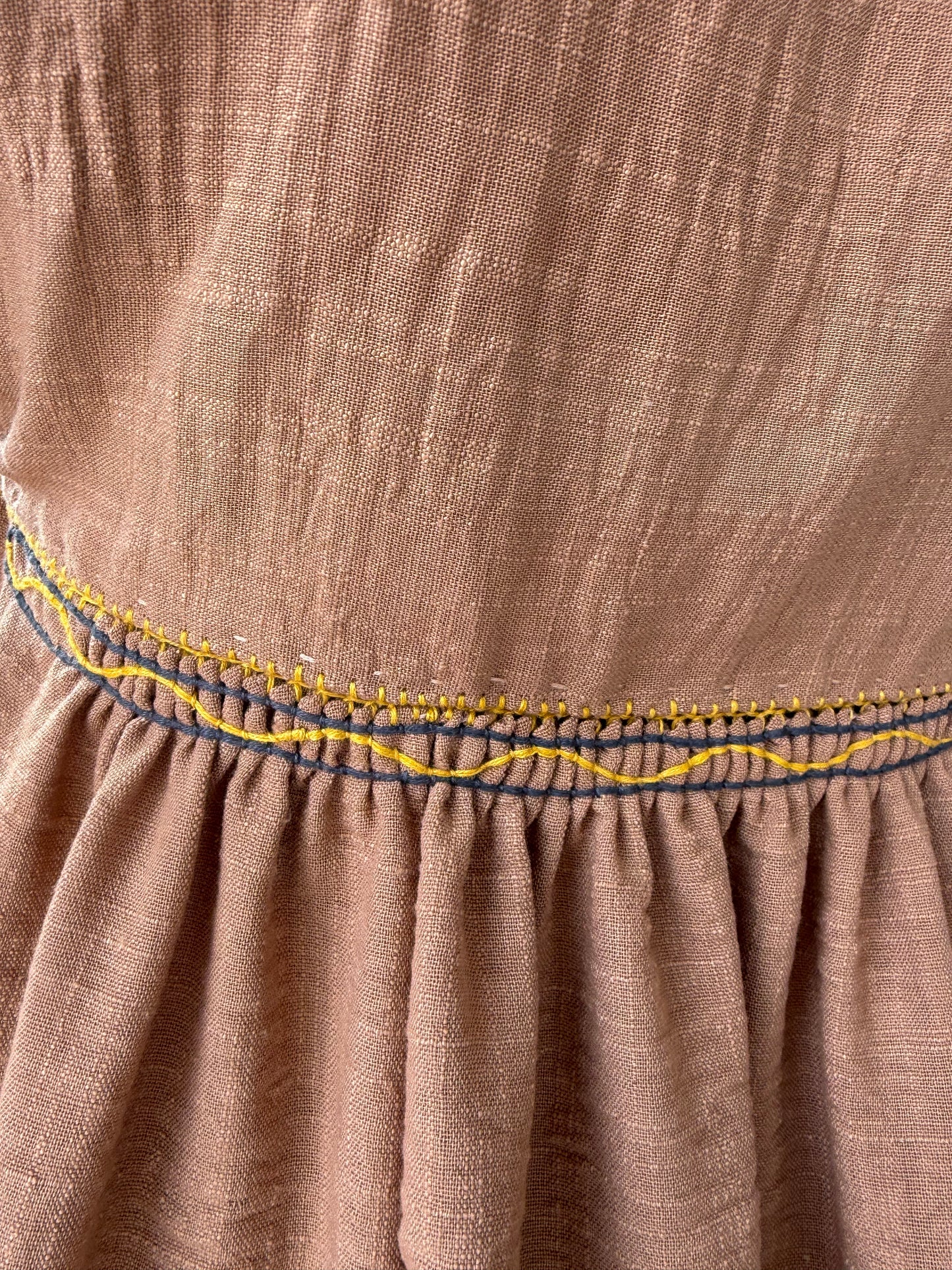 Vestido Artesanal Mexicano Bordado a Mano Tipo Rococó – lino Café | Talla Única Ajusta