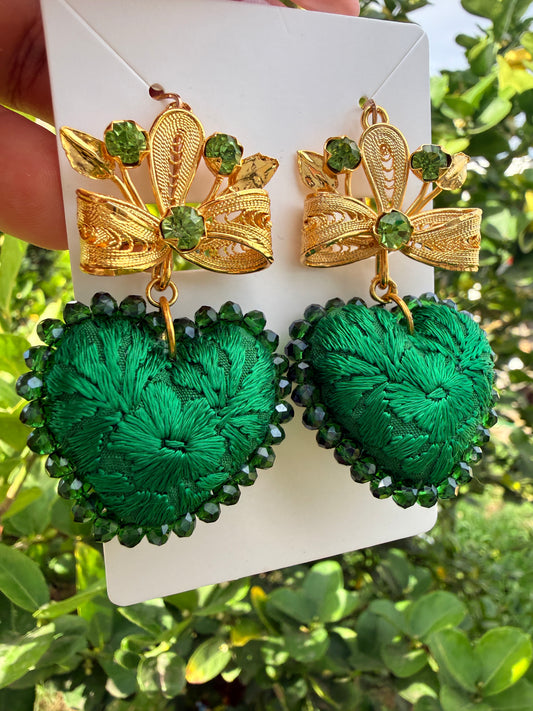Aretes de corazones bordado a mano /con complemento de mińo de filigrana