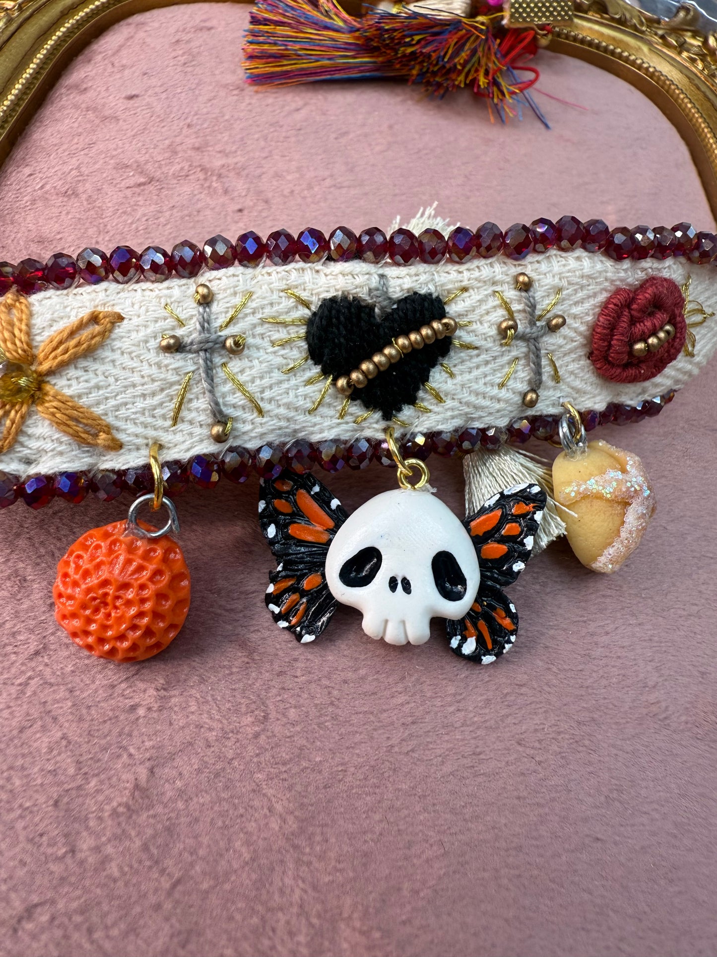 Pulceras bordadas/con dijes de  dia de muertos
