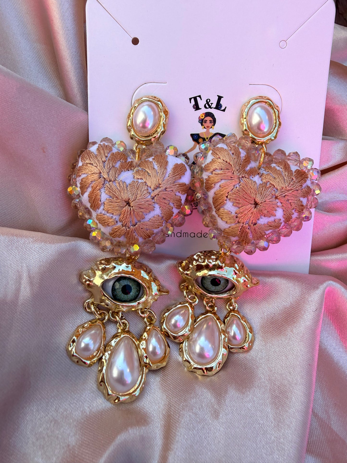 Aretes Bordados a Mano con Ojo Protector y Dije de Sagrado Corazón – Ligeros y Únicos
/handmade jewelry/morados