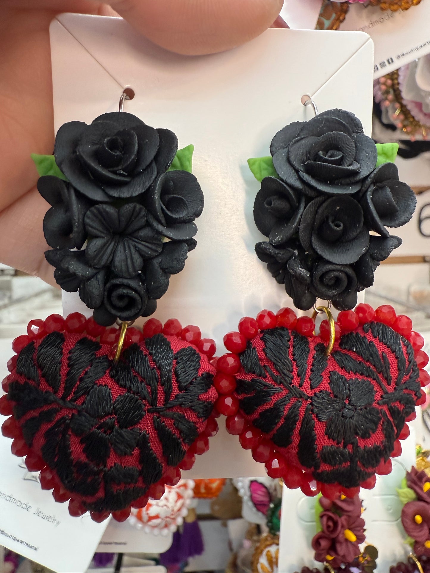 Aretes bordados a mano/pasta