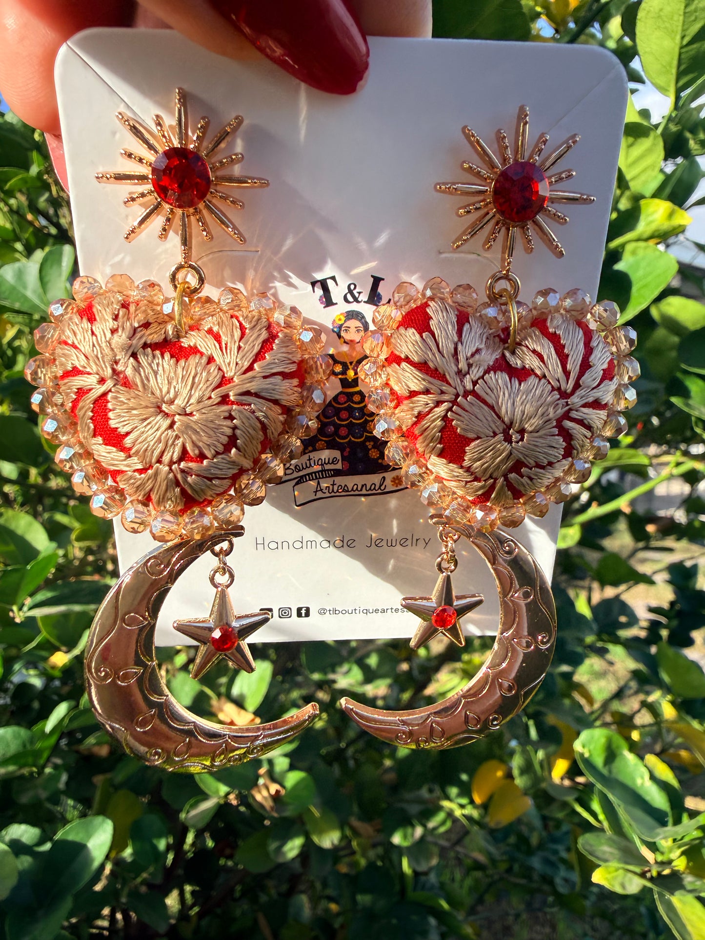 Aretes bordados a mano / aretes san Antonino/ hand made jewelry/ aretes luna/ aretes rojos/rosas