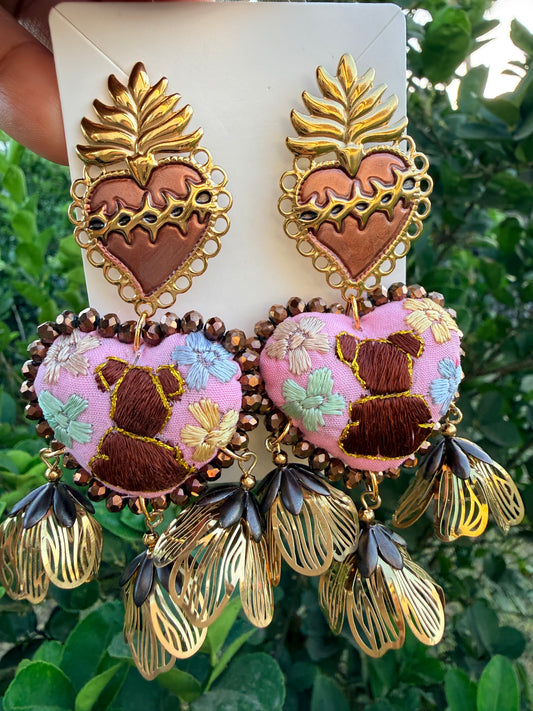 Aretes Bordados a Mano Corazón Rosa con Hilos Metálicos y Sagrado Corazón de Acero /oso