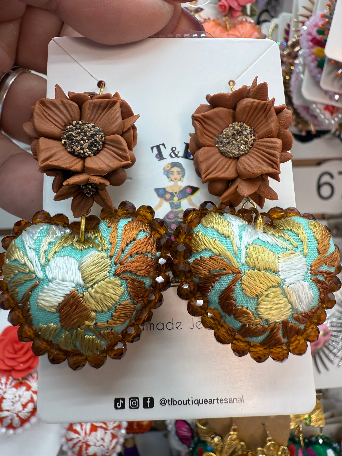 Aretes bordados a mano/pasta