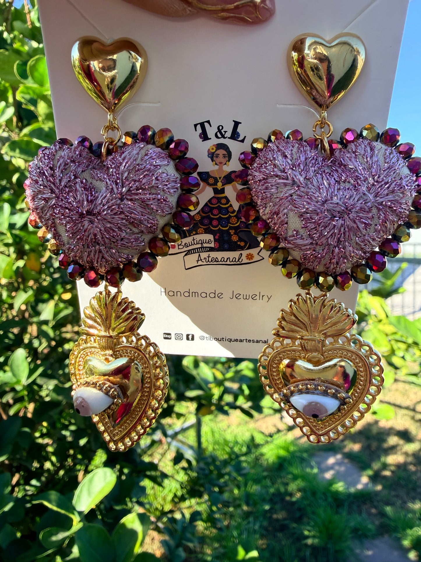 Aretes Bordados a Mano Corazón Rosa con Hilos Metálicos y Sagrado Corazón de Acero /Ojo Protector