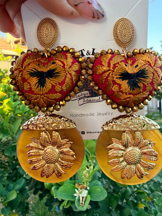Aretes de Corazón Bordado a Mano con Sagrado Corazón de Jesús | Complemento de Acero Inoxidable | Joyería Artesanal Ligera