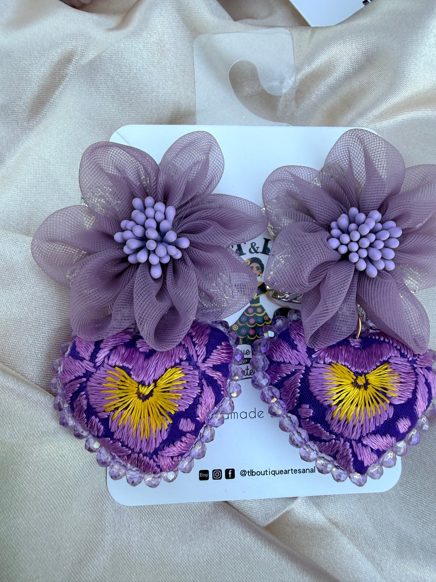 Aretes de corazon bordado a Mano / aretes con flor/