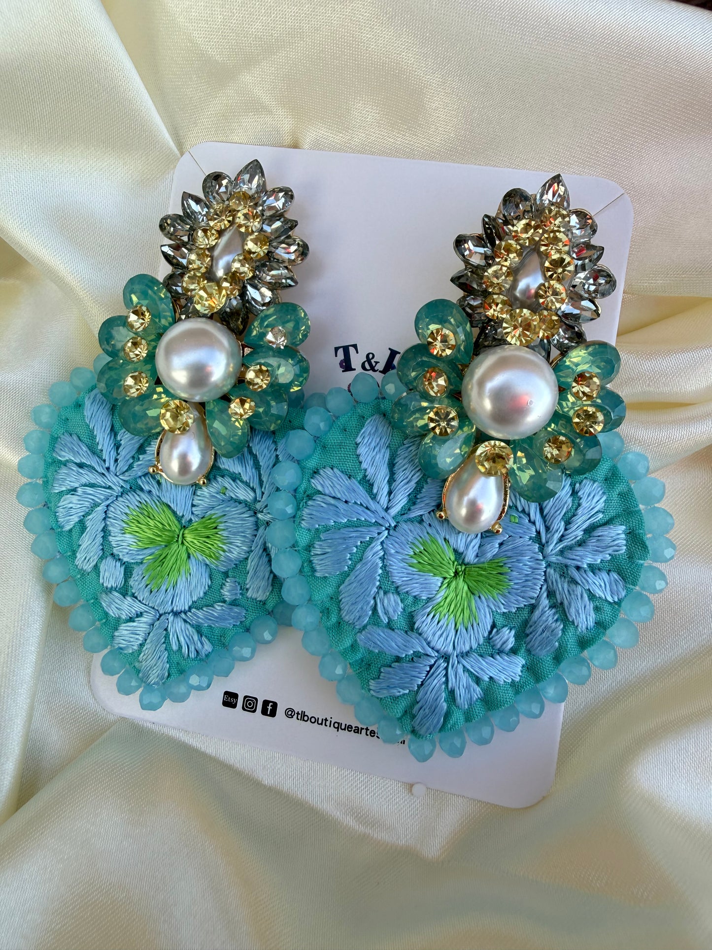 Aretes bordados de corazones plano/ aretes bordados san Antonino/hand made jewelry/