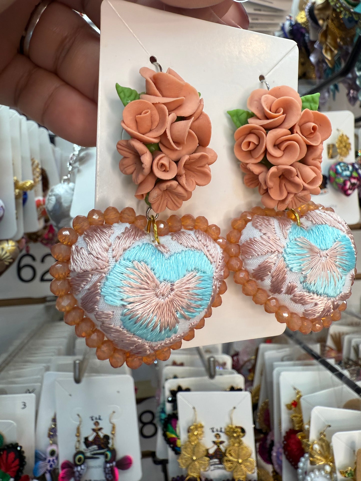 Aretes bordados a mano/pasta