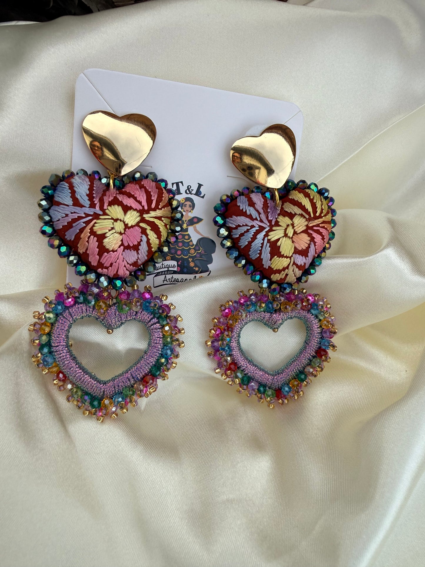 Aretes bordados a mano / aretes san Antonino/ hand made jewelry/ aretes de corazon/ aretes de moda/rosita/tornasol color.