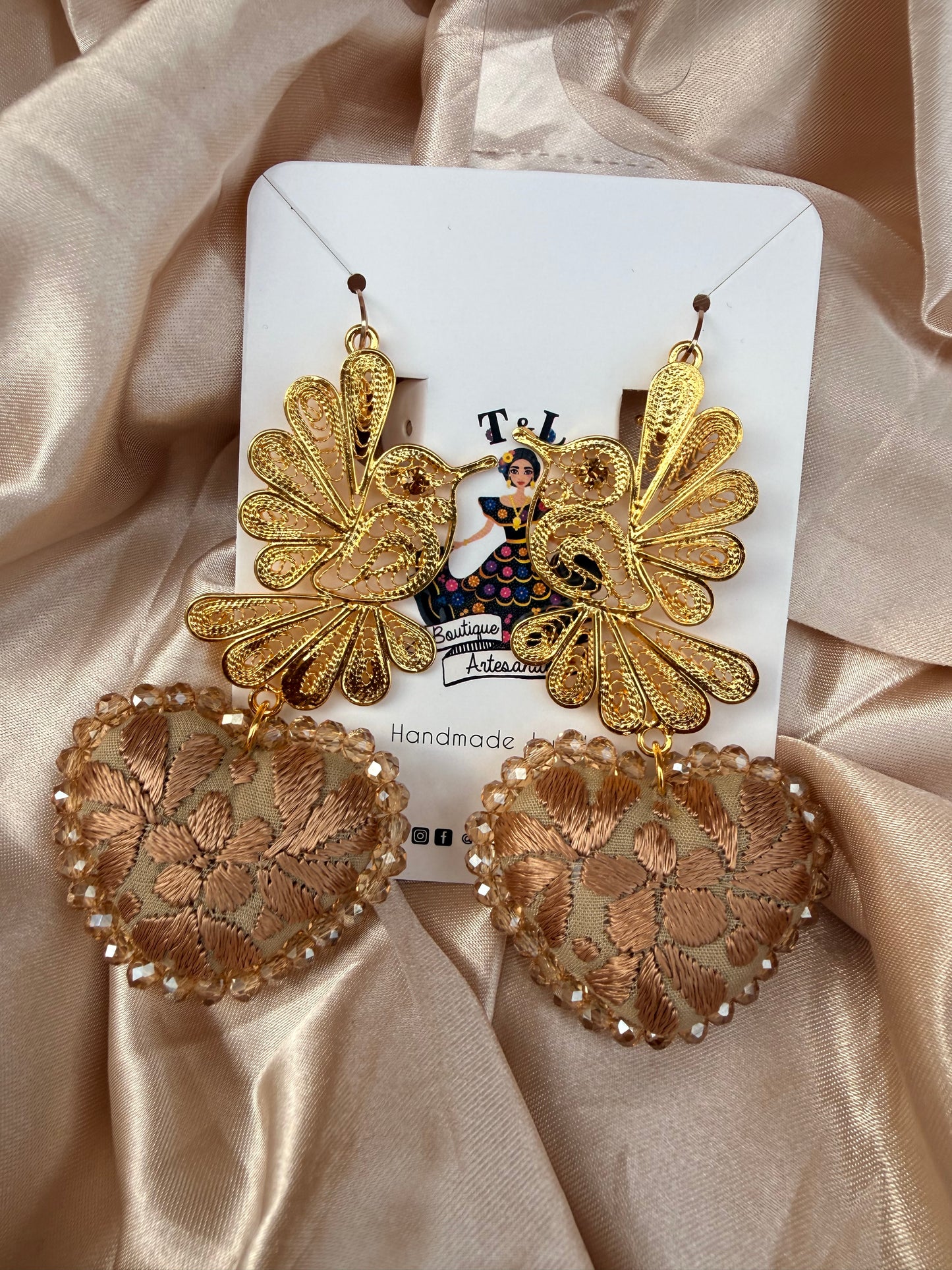 Aretes Bordados a Mano con Colibrí de Filigrana Artesanal | Corazones Bordados Mexicanos | Joyería Artesanal Hecha a Mano