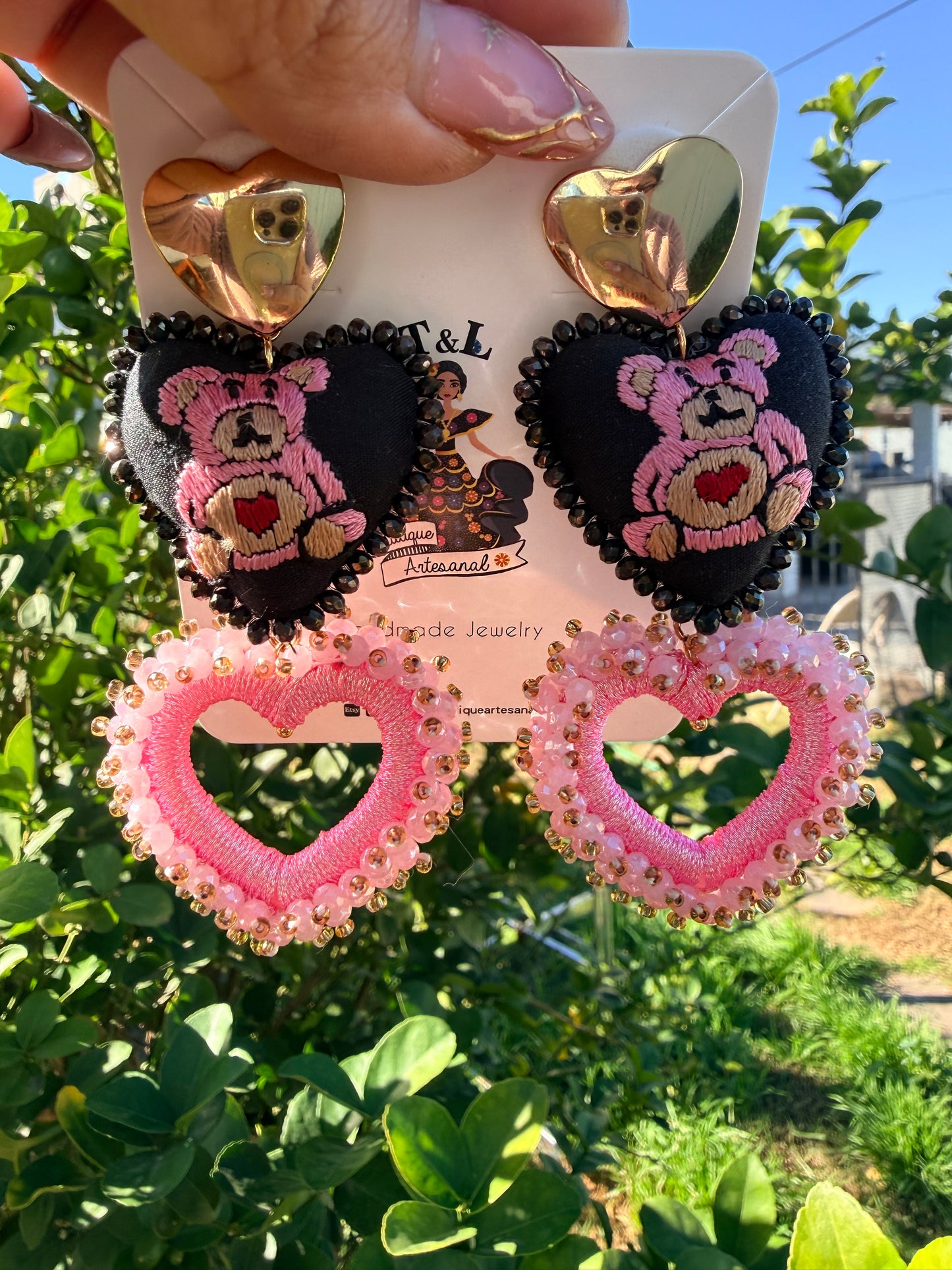 Osito/ rosa con negro /aretes bordado a mano , /handmade jewelry