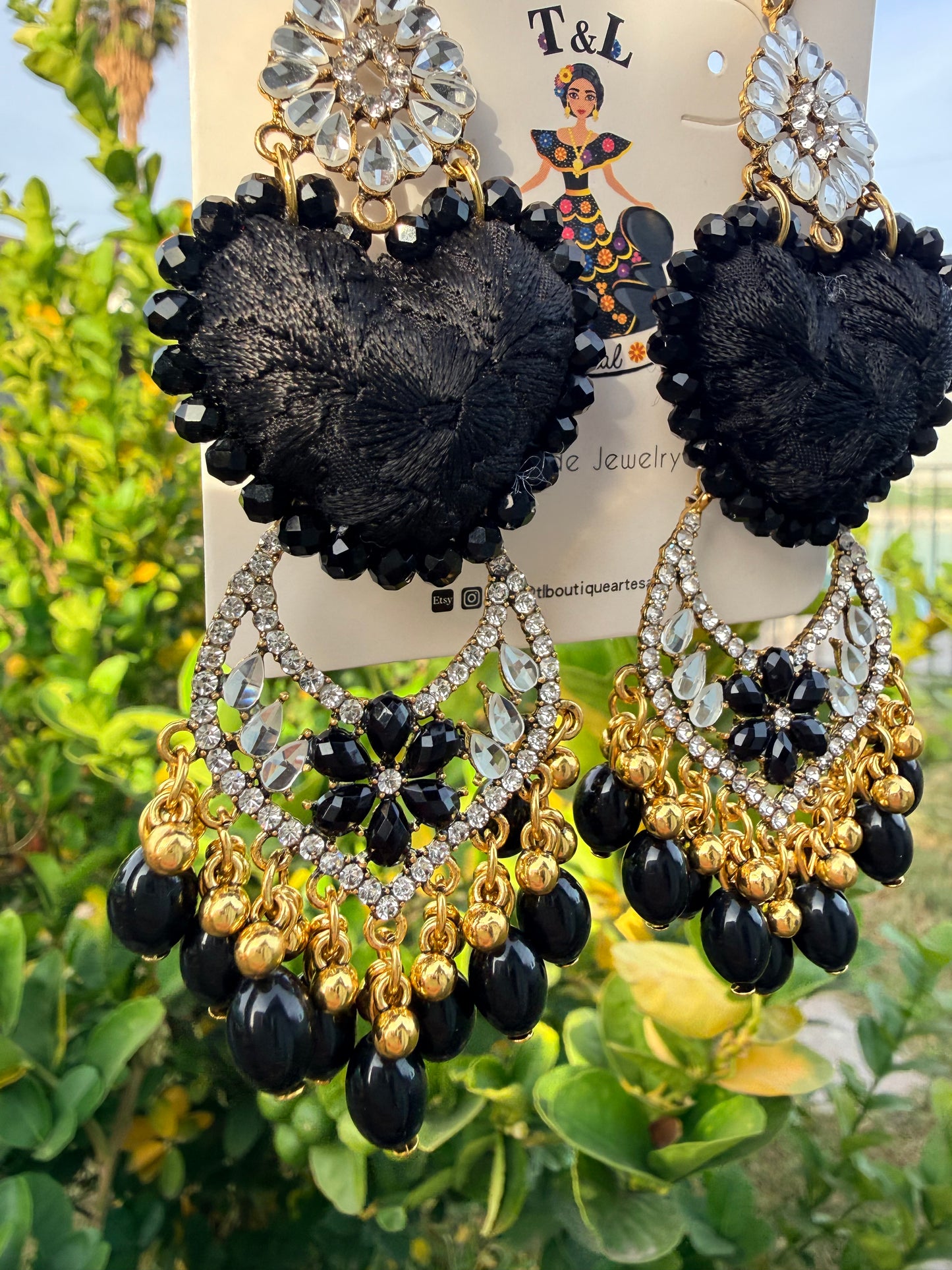 Aretes bordados de corazones / aretes bordados san Antonino/hand made jewelry/ negros