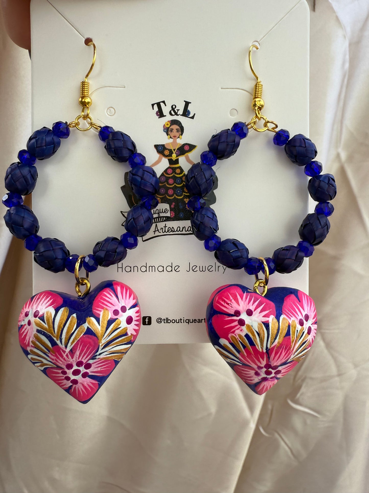 Arracadas de palma con corazon de madera de copal/aretes artesanales /handmade jewelry/alebrijes de oaxaca