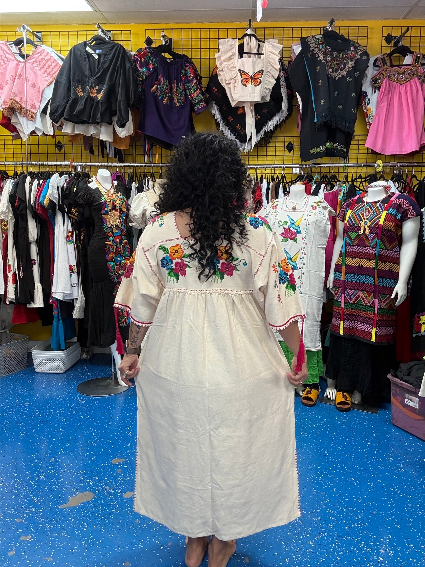 Huanengo de Michoacán Bordado a Mano en Punto de Cruz | Flores Tradicionales | Manta Tejida en Telar de Pedal
