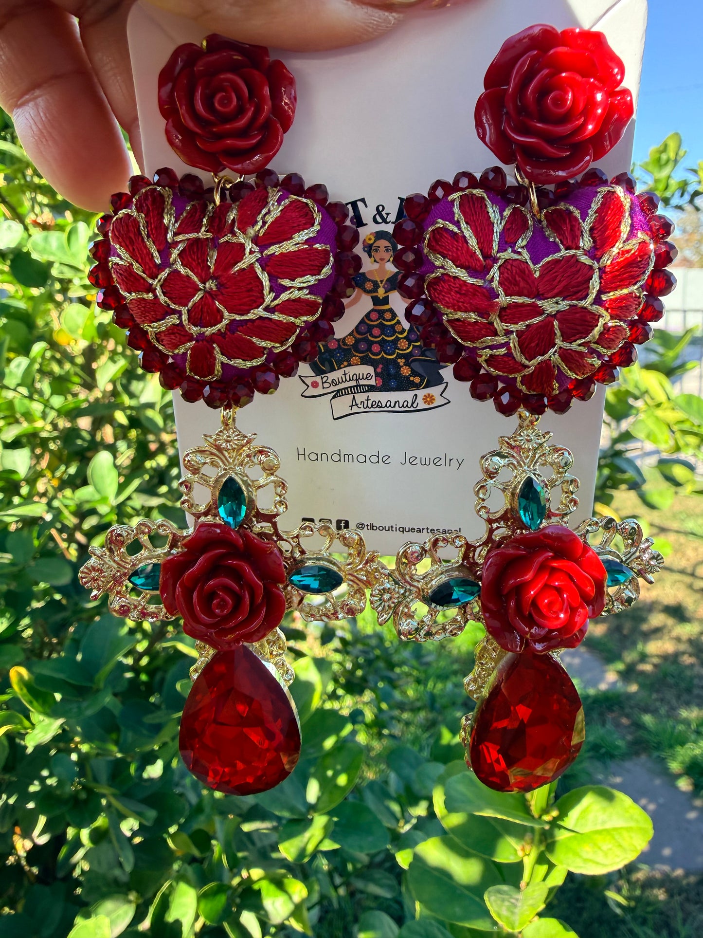 Aretes Bordados a Mano Únicos | Corazón Bordado con Cruz Roja Floral