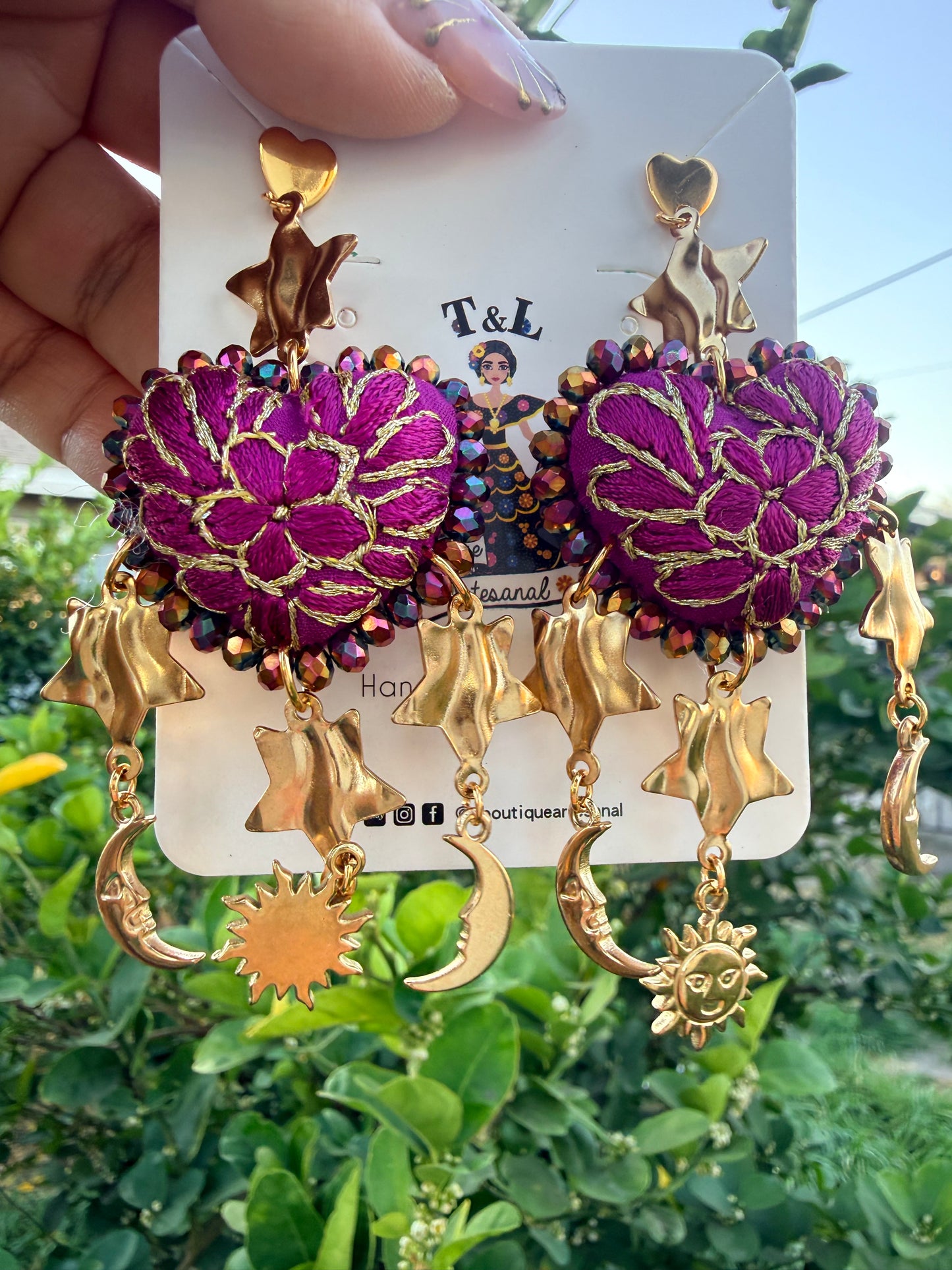 Aretes Bordados a Mano Corazón con Dijes de Luna y Sol | Acero Inoxidable