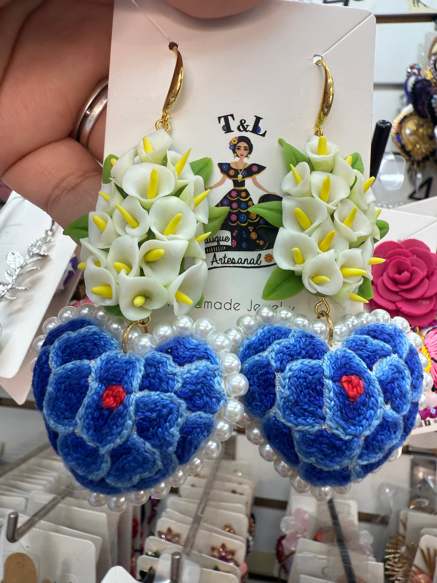 Aretes bordados a mano/pasta