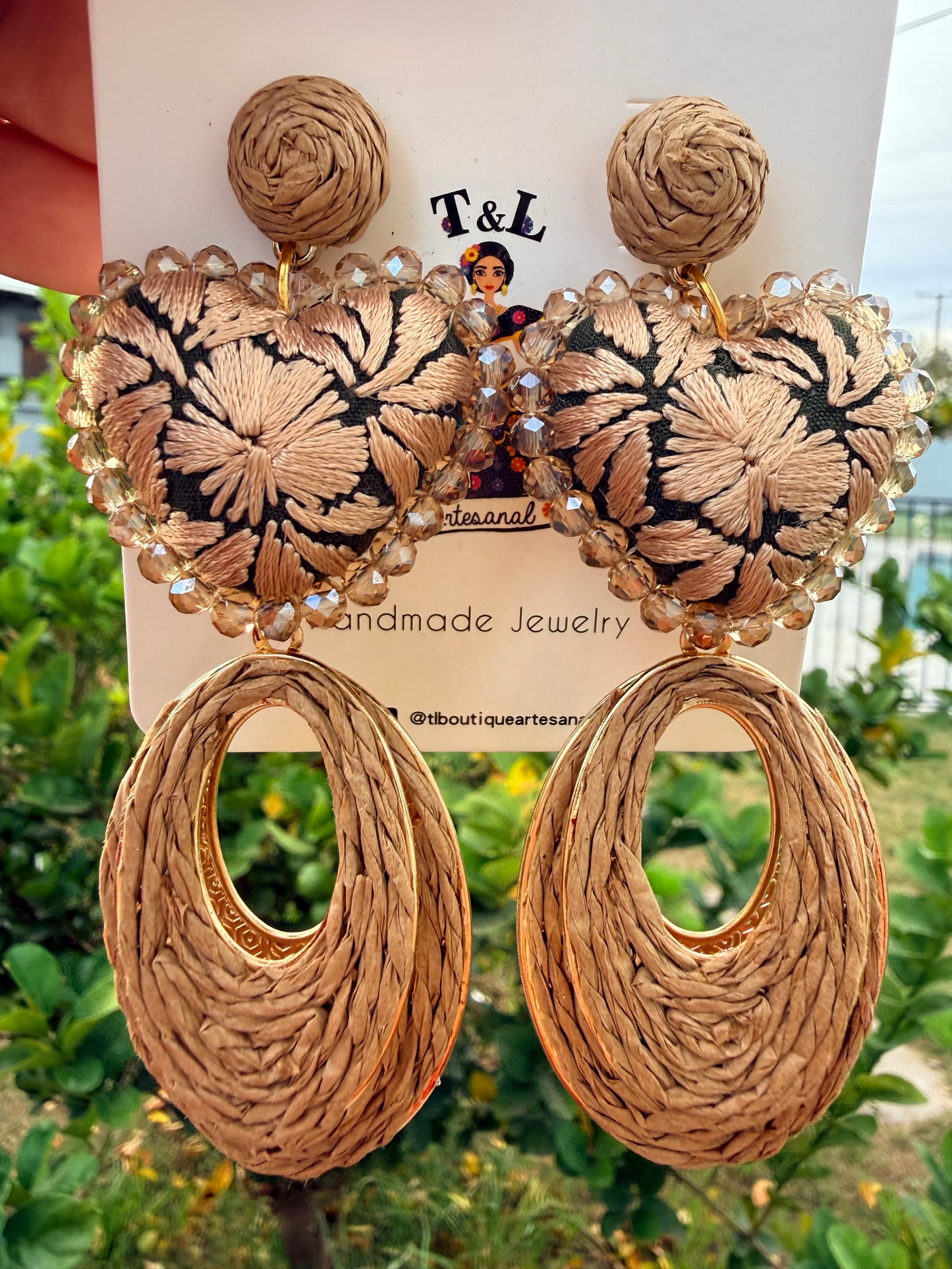 Aretes bordados a mano / aretes san Antonino/ hand made jewelry/ aretes de corazon/ aretes de piedras